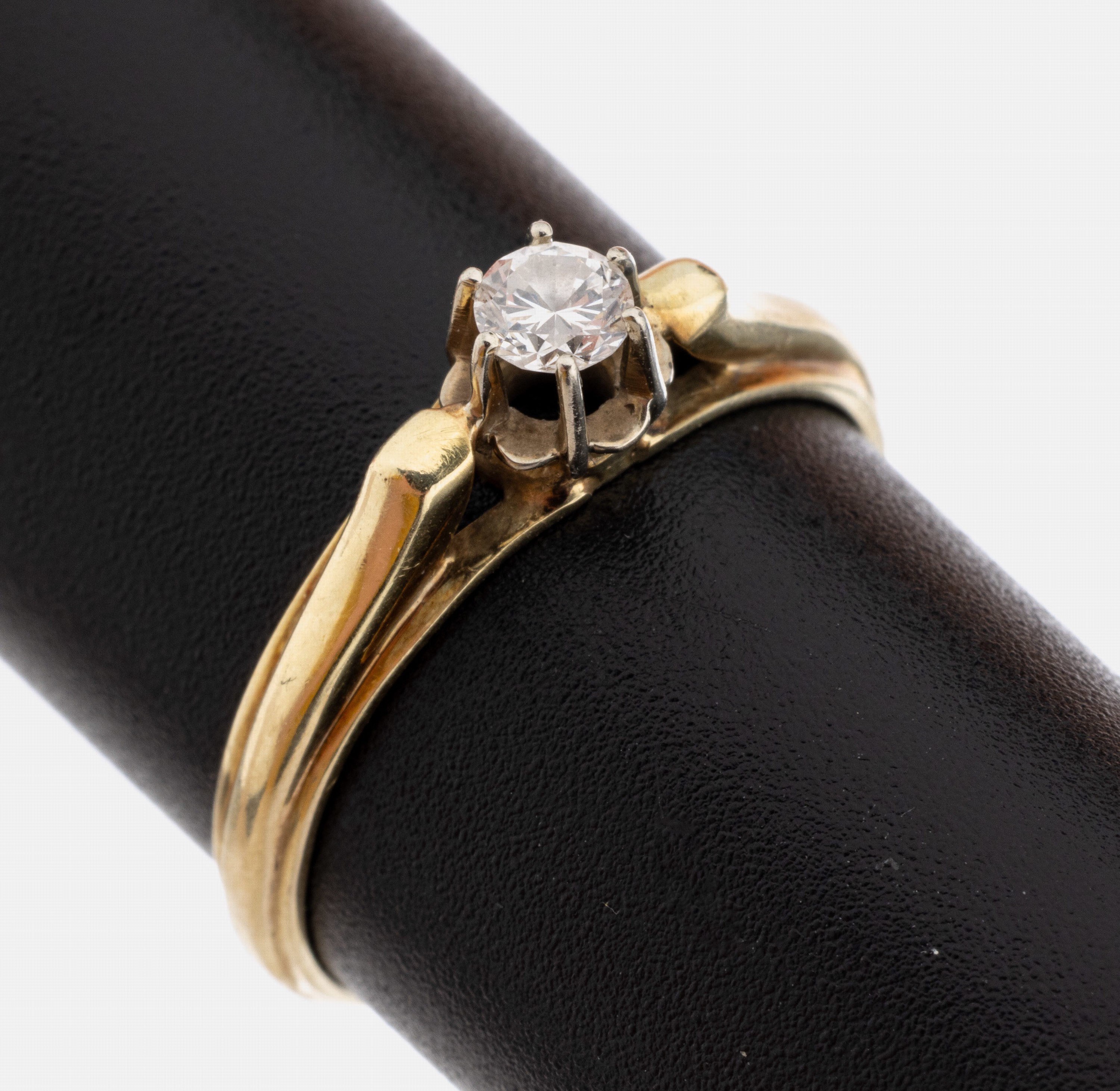 14 kt Gold Brillant-Ring, GG/WG 585/000, Brillant in WG gefasst ca. 0.10 ct Weiß/si, RW54, ca. 2.2 g