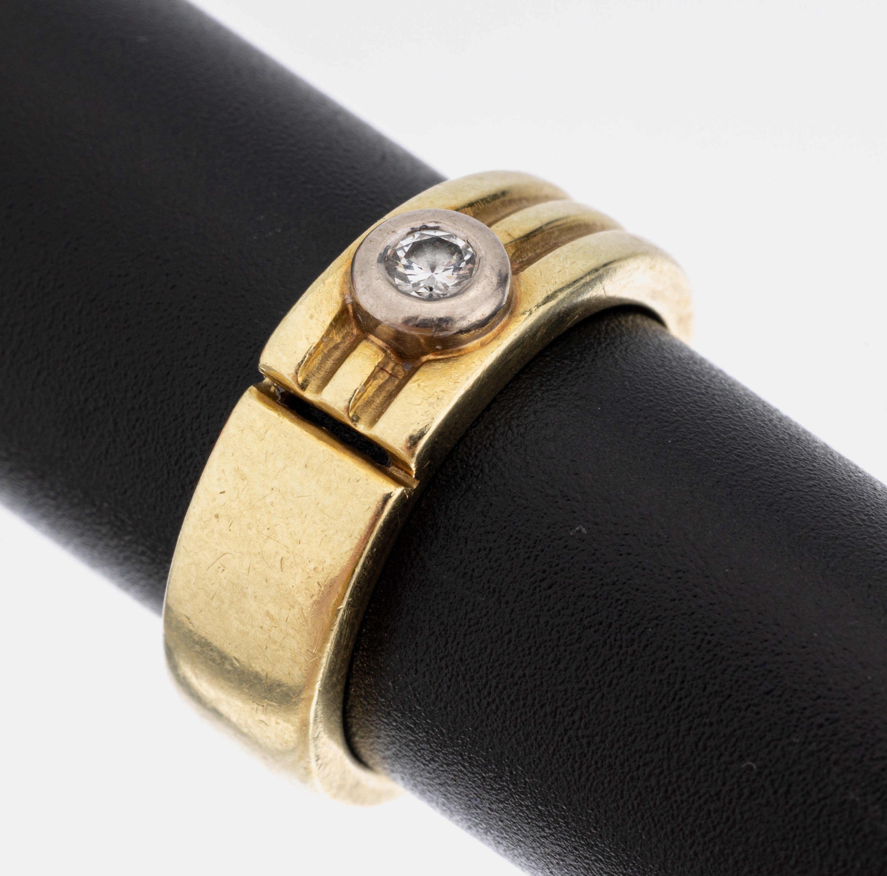 14 kt Gold Brillant-Ring, GG/WG 585/000, inWG gefasster Brillant ca. 0.08 ct Weiß/si, RW 52, ca. 5.3 g