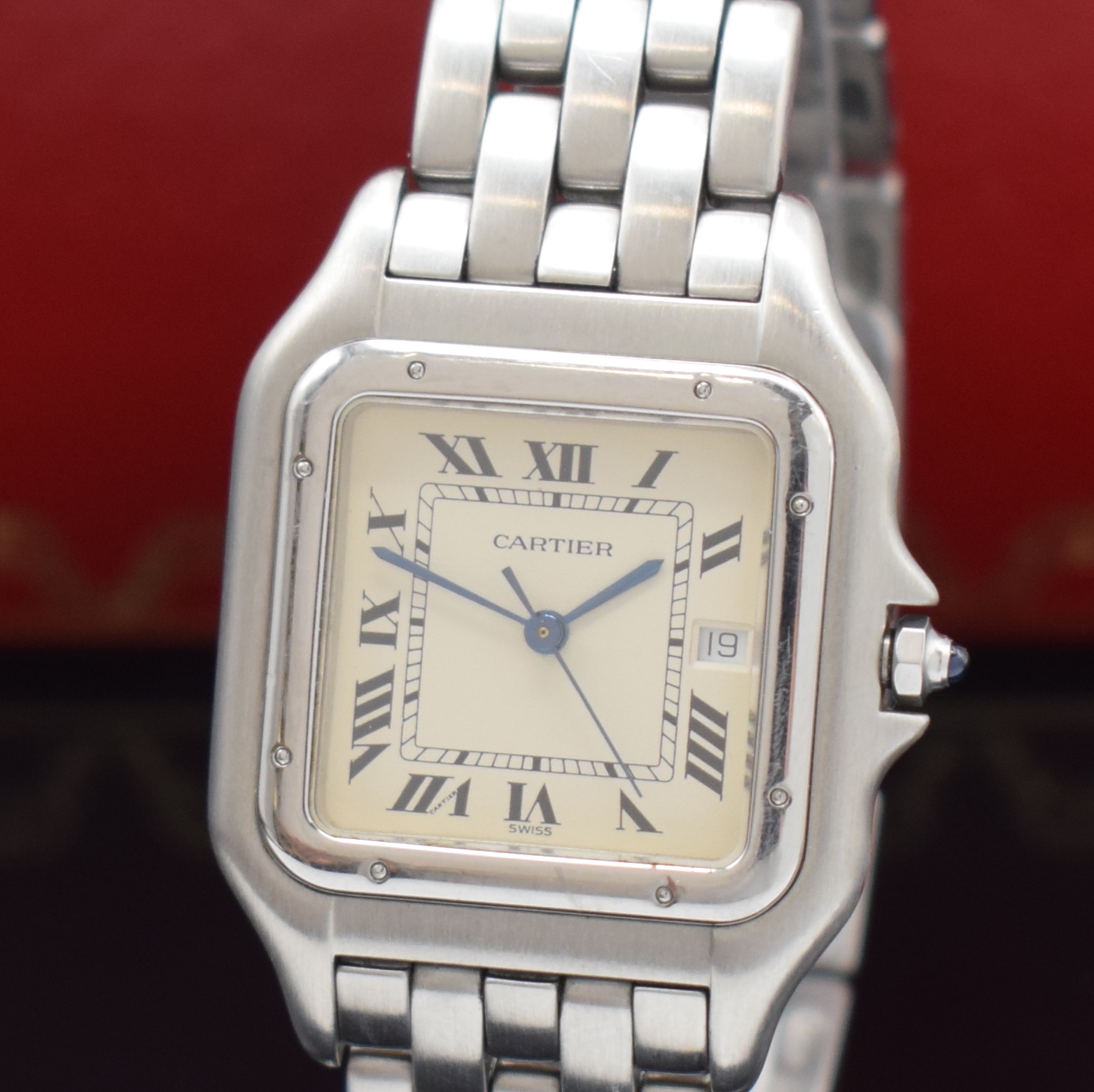 Detail a: CARTIER Panthere Armbanduhr in Edelstahl Referenz 130 000C, Schweiz um 1990, quarz, 2-teil. Gehäuse Boden 8-fach verschr., silb. Zifferbl. m. röm. ...