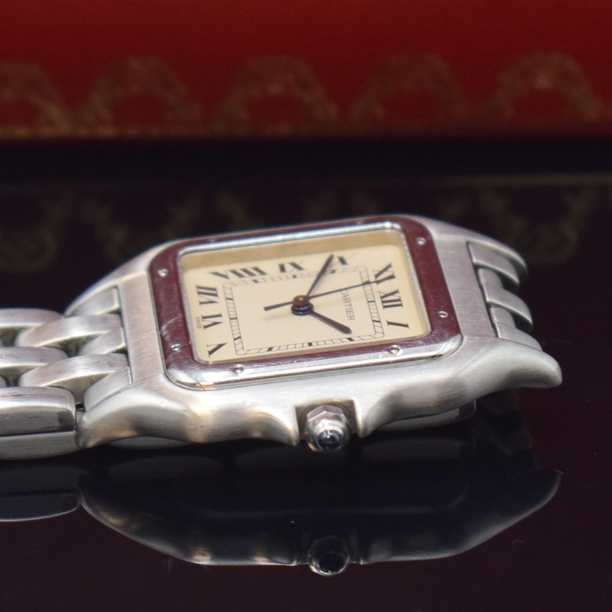 Detail c: CARTIER Panthere Armbanduhr in Edelstahl Referenz 130 000C, Schweiz um 1990, quarz, 2-teil. Gehäuse Boden 8-fach verschr., silb. Zifferbl. m. röm. ...