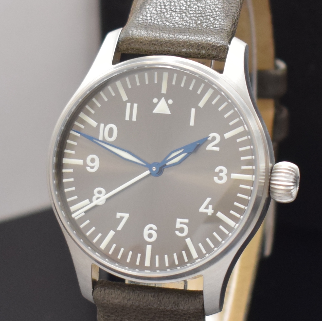 Detail a: STOWA seltene, auf 100 Stück limitierte Armbanduhr Flieger 36 grey, Automatik, beids. vergl. Edelstahlgeh. inkl. Lederband m. orig. Dornschl., Boden ...
