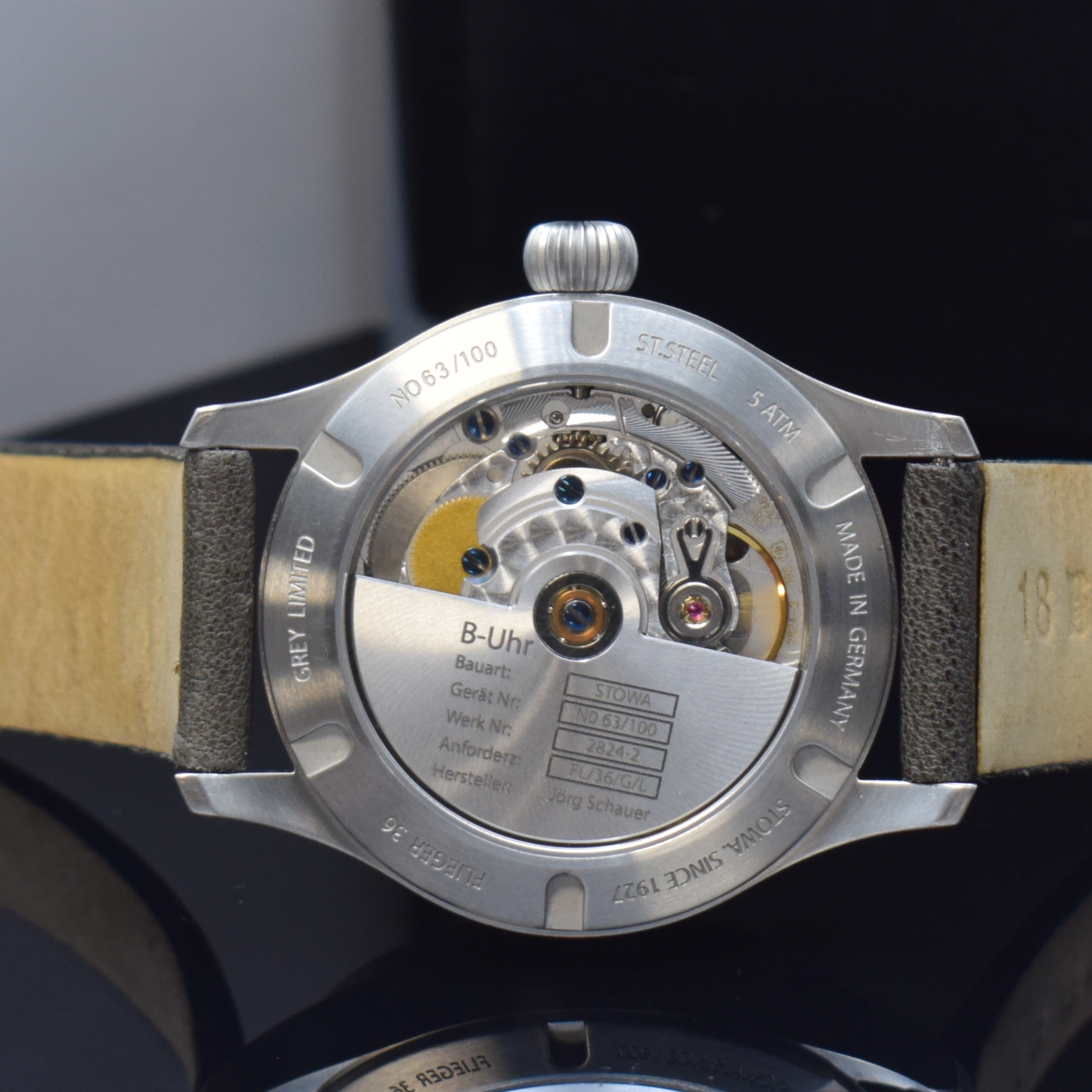 Detail d: STOWA seltene, auf 100 Stück limitierte Armbanduhr Flieger 36 grey, Automatik, beids. vergl. Edelstahlgeh. inkl. Lederband m. orig. Dornschl., Boden ...