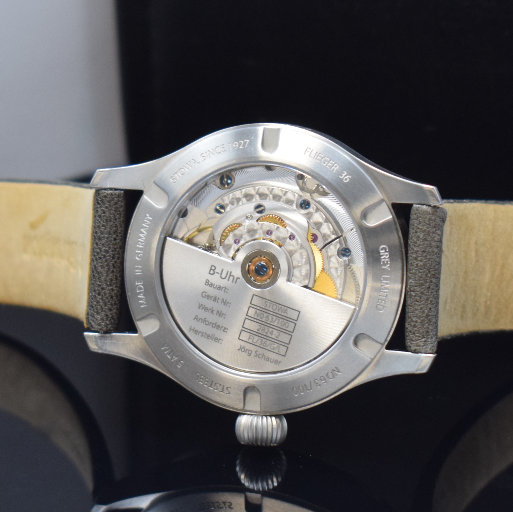 Detail e: STOWA seltene, auf 100 Stück limitierte Armbanduhr Flieger 36 grey, Automatik, beids. vergl. Edelstahlgeh. inkl. Lederband m. orig. Dornschl., Boden ...