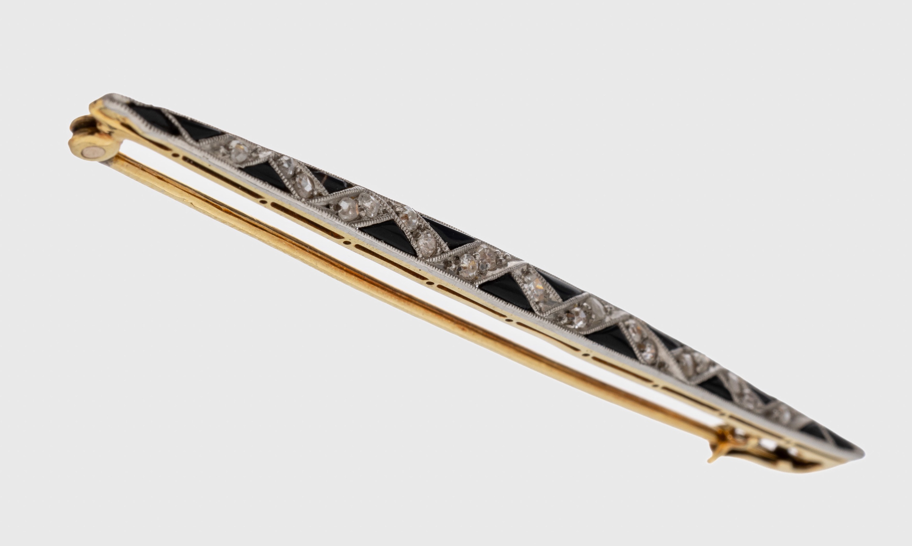 14 kt Gold Art Deco Diamant-Onyx-Brosche, um 1930, GG 585/000, eingelegte Onyxdreiecke, 22 Diamanten zus. ca. 0.14 ct Weiß/p, Millegriffverz., ca. ...