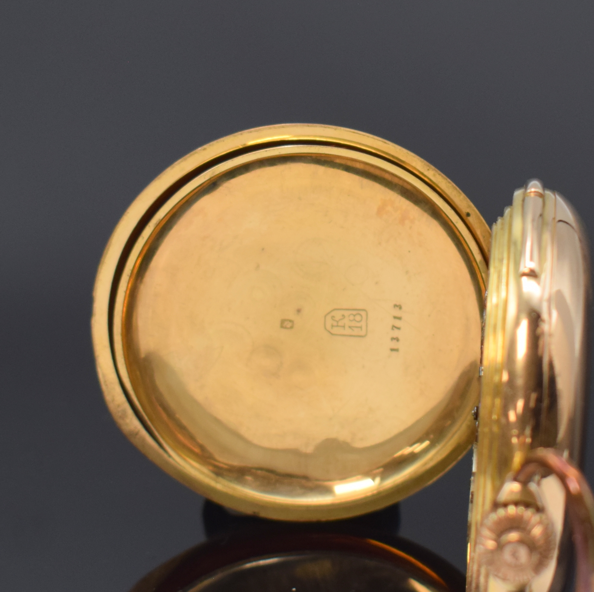 Detail e: Herrensavonette mit Minutenrepetition in RoseG 750/000, Schweiz um 1900, glattes 3-Deckel Goldgeh., Repetitions-Schieber b. 6, Monogramm-Grav. auf ...