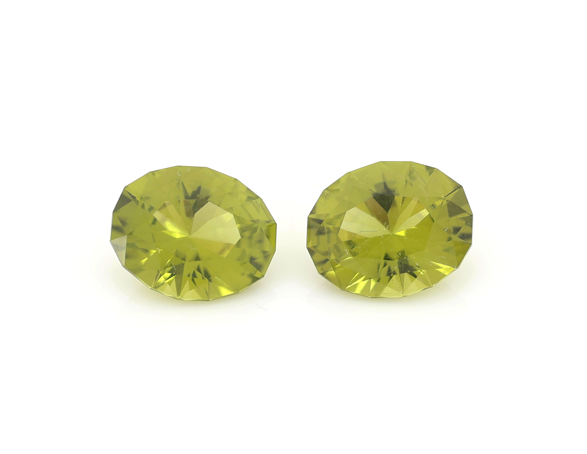 Lot 2 lose Peridots, zus. ca. 4.48 ct, ovalfacett.