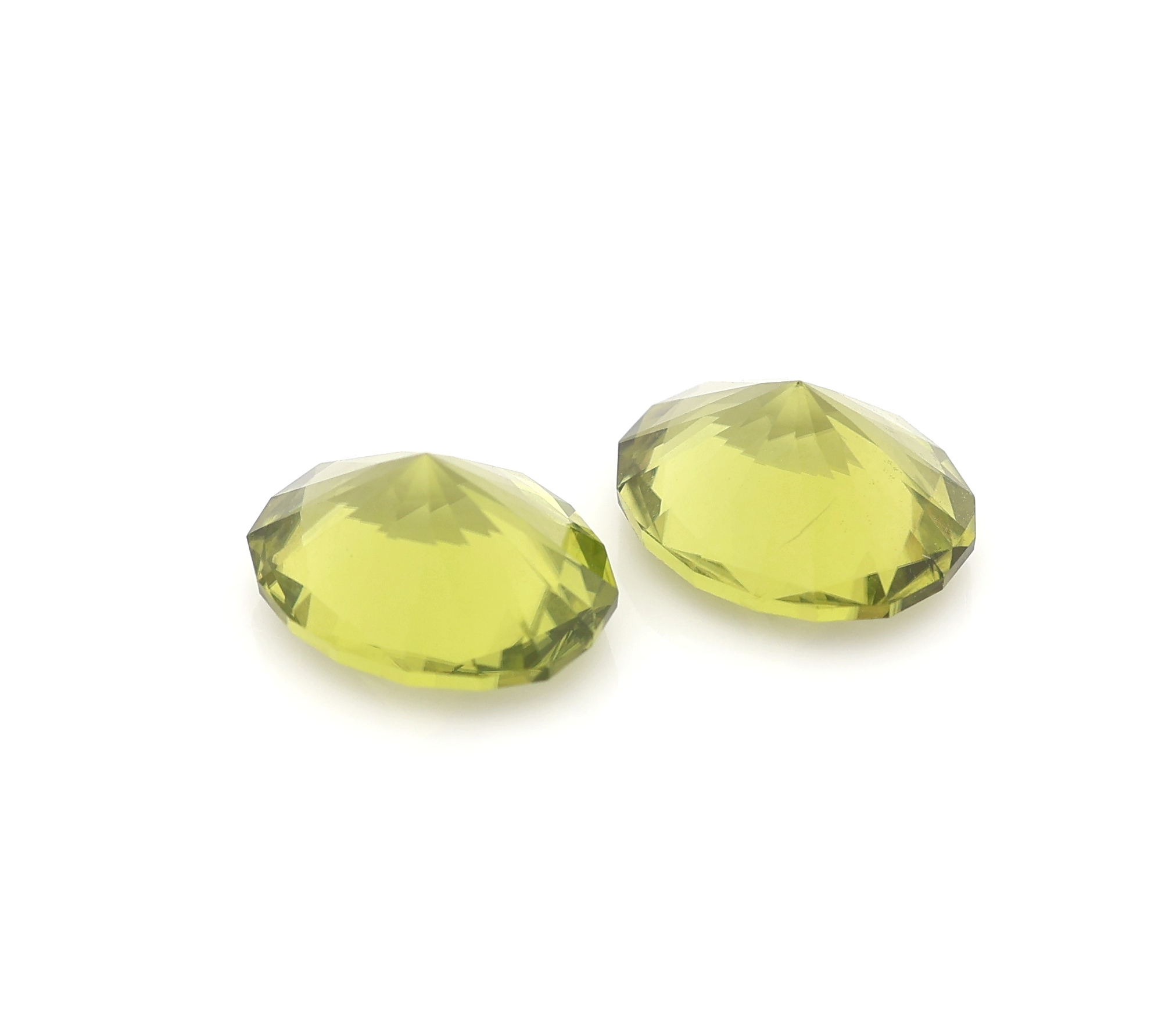 Detail a: Lot 2 lose Peridots, zus. ca. 4.48 ct, ovalfacett.