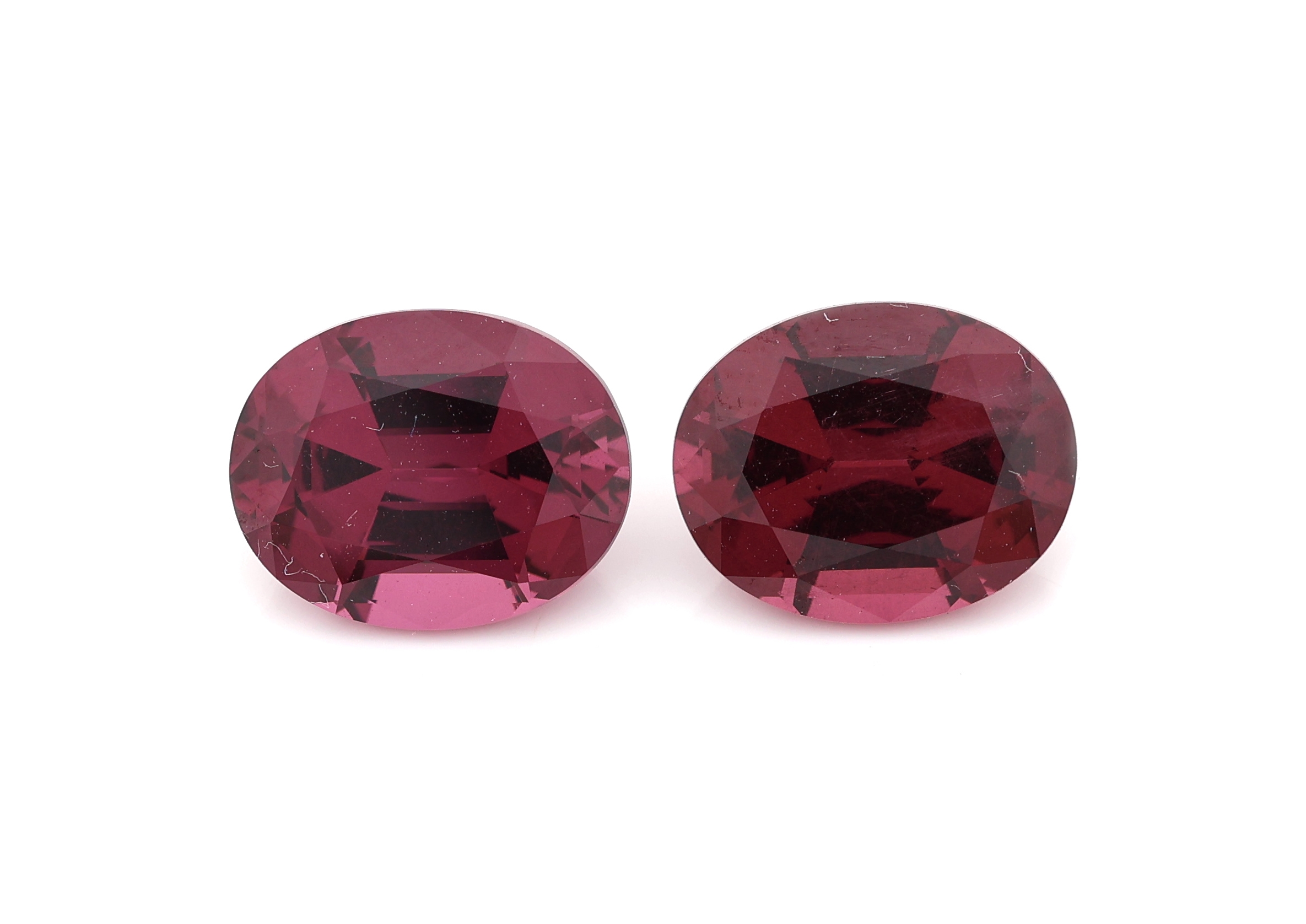 Lot 2 lose Granate, zus. ca. 6.28 ct, ovalfacett.