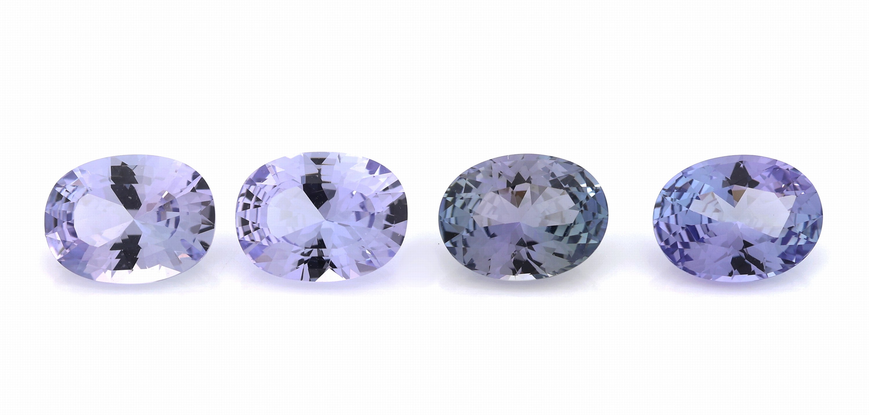 Lot 4 lose Tansanite, zus. ca. 5.24 ct, ovalfacett. versch. Farbnuancen