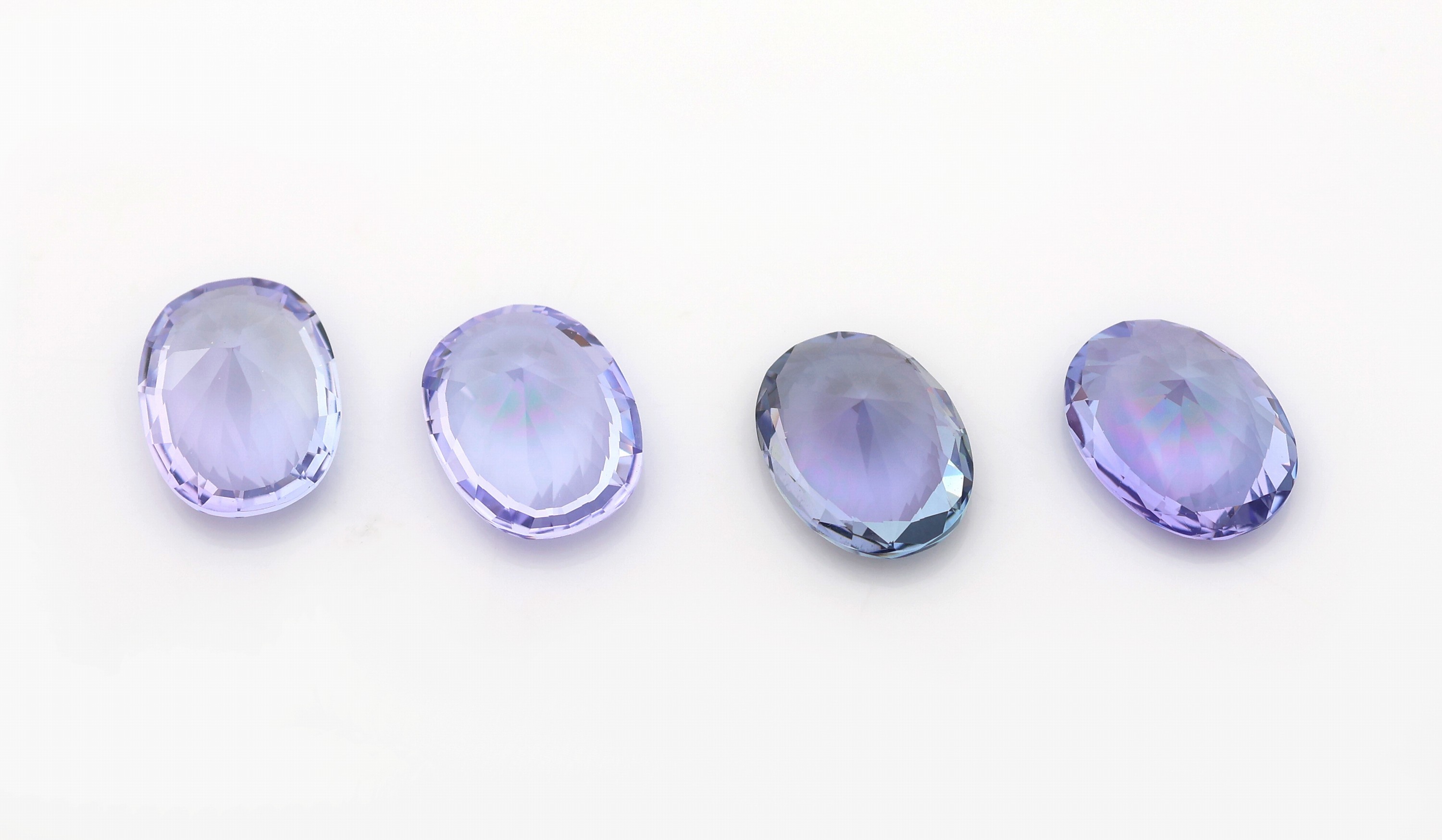Detail a: Lot 4 lose Tansanite, zus. ca. 5.24 ct, ovalfacett. versch. Farbnuancen