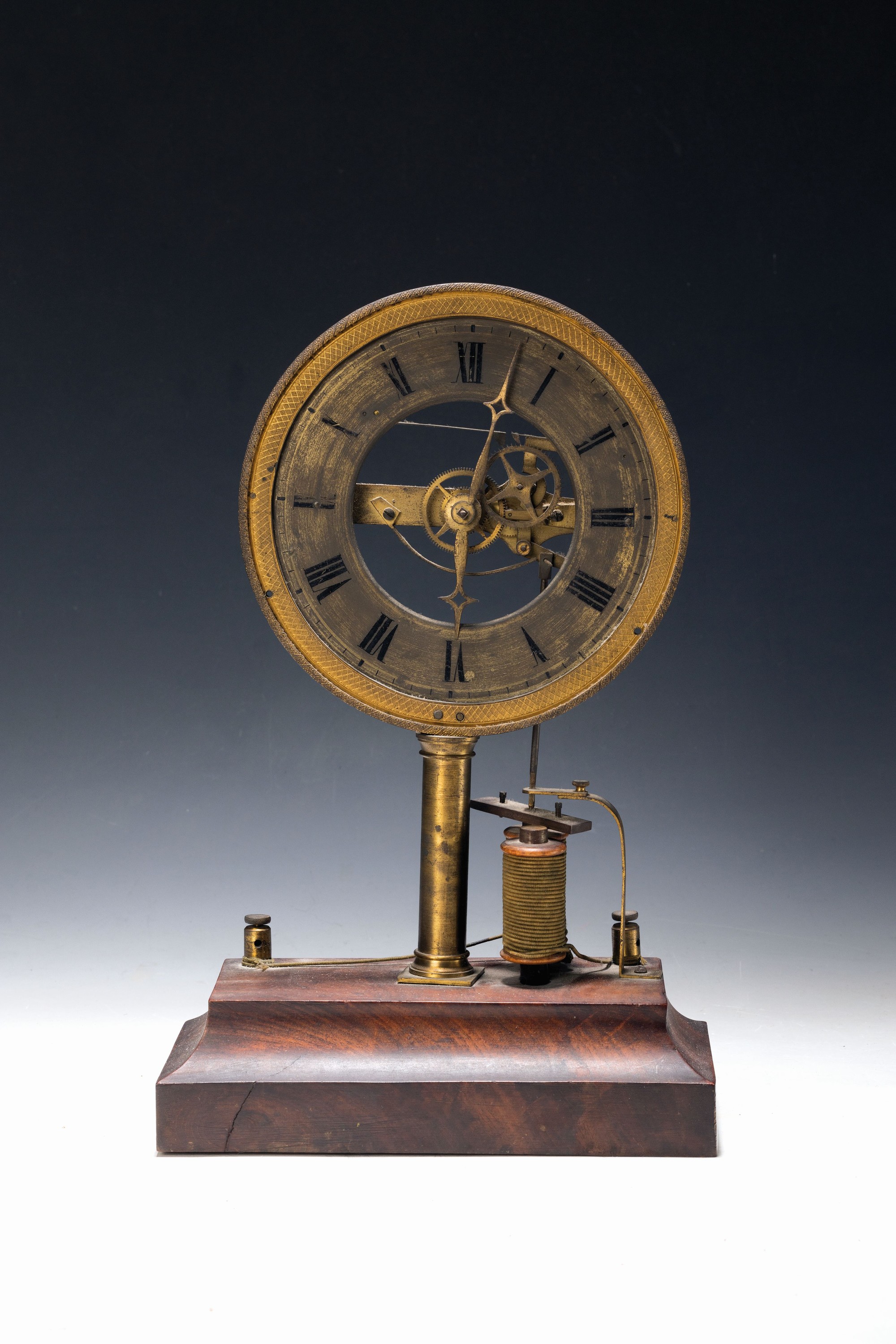 Frühe elektr. Uhr, deutsch um 1900, mass. Holzsockel, 2 Kabelklemmen mit Schrauben für externe Stromversorgung (Batterie), auf Messingsäule ...
