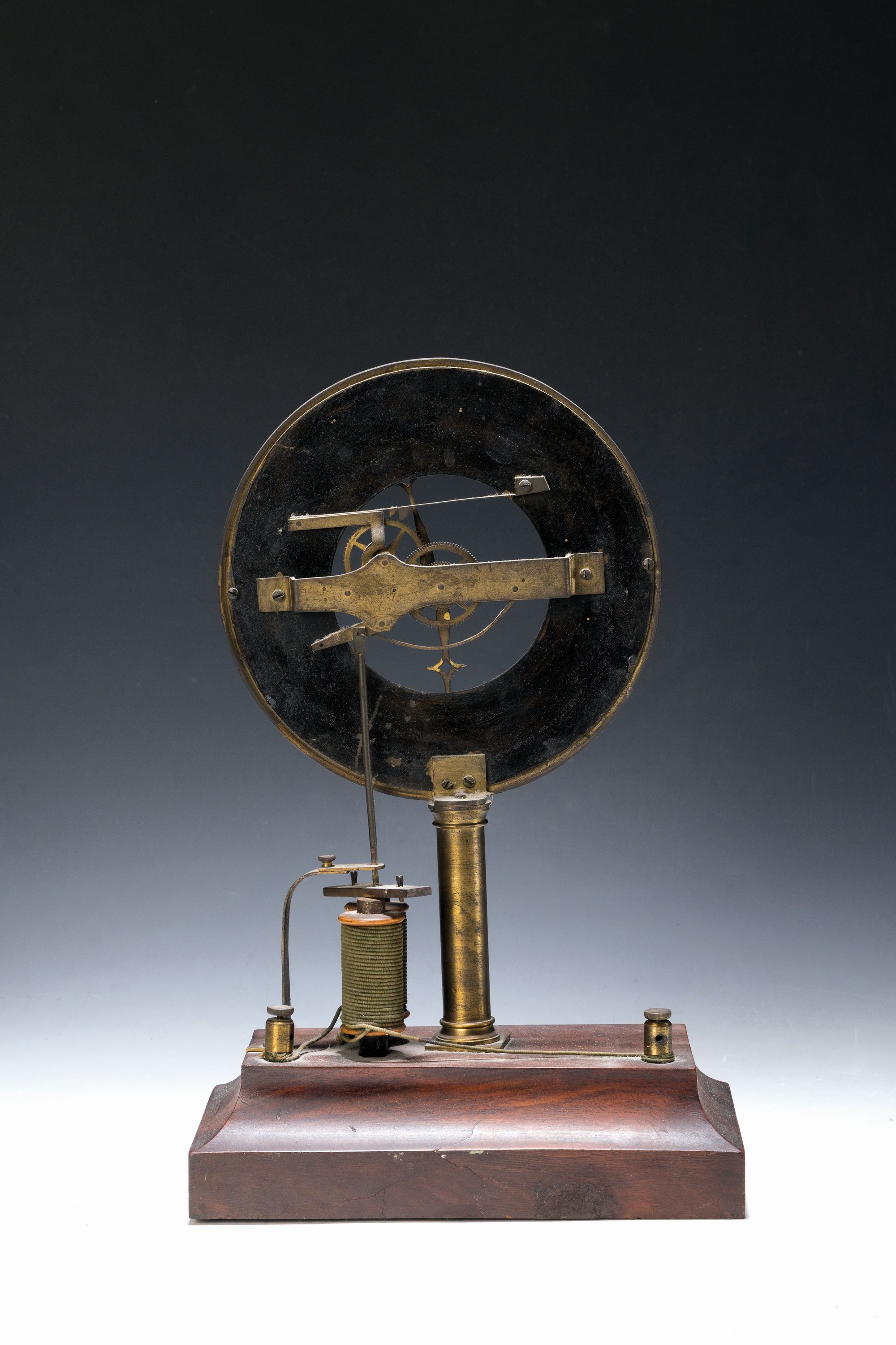 Detail a: Frühe elektr. Uhr, deutsch um 1900, mass. Holzsockel, 2 Kabelklemmen mit Schrauben für externe Stromversorgung (Batterie), auf Messingsäule ...