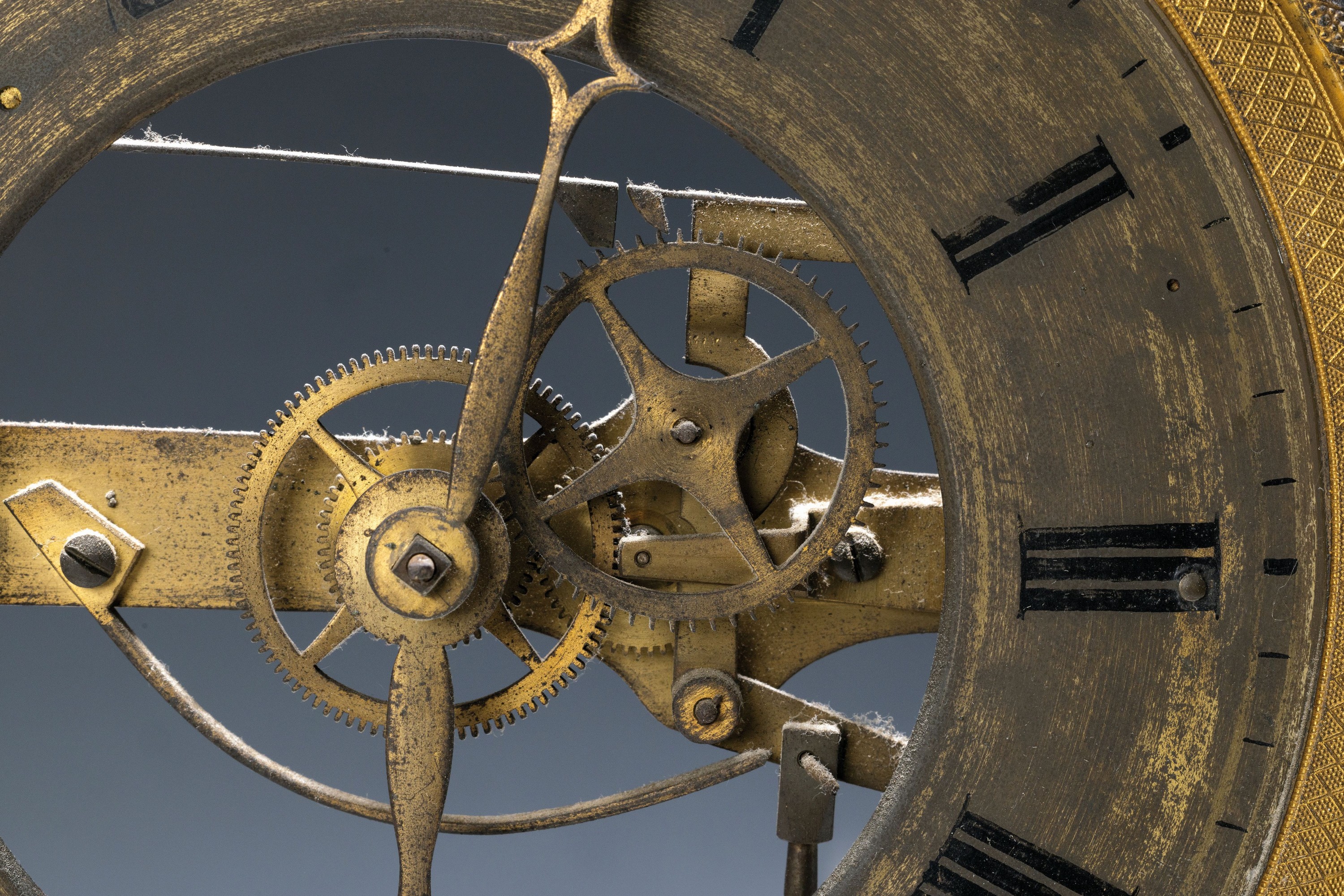 Detail b: Frühe elektr. Uhr, deutsch um 1900, mass. Holzsockel, 2 Kabelklemmen mit Schrauben für externe Stromversorgung (Batterie), auf Messingsäule ...