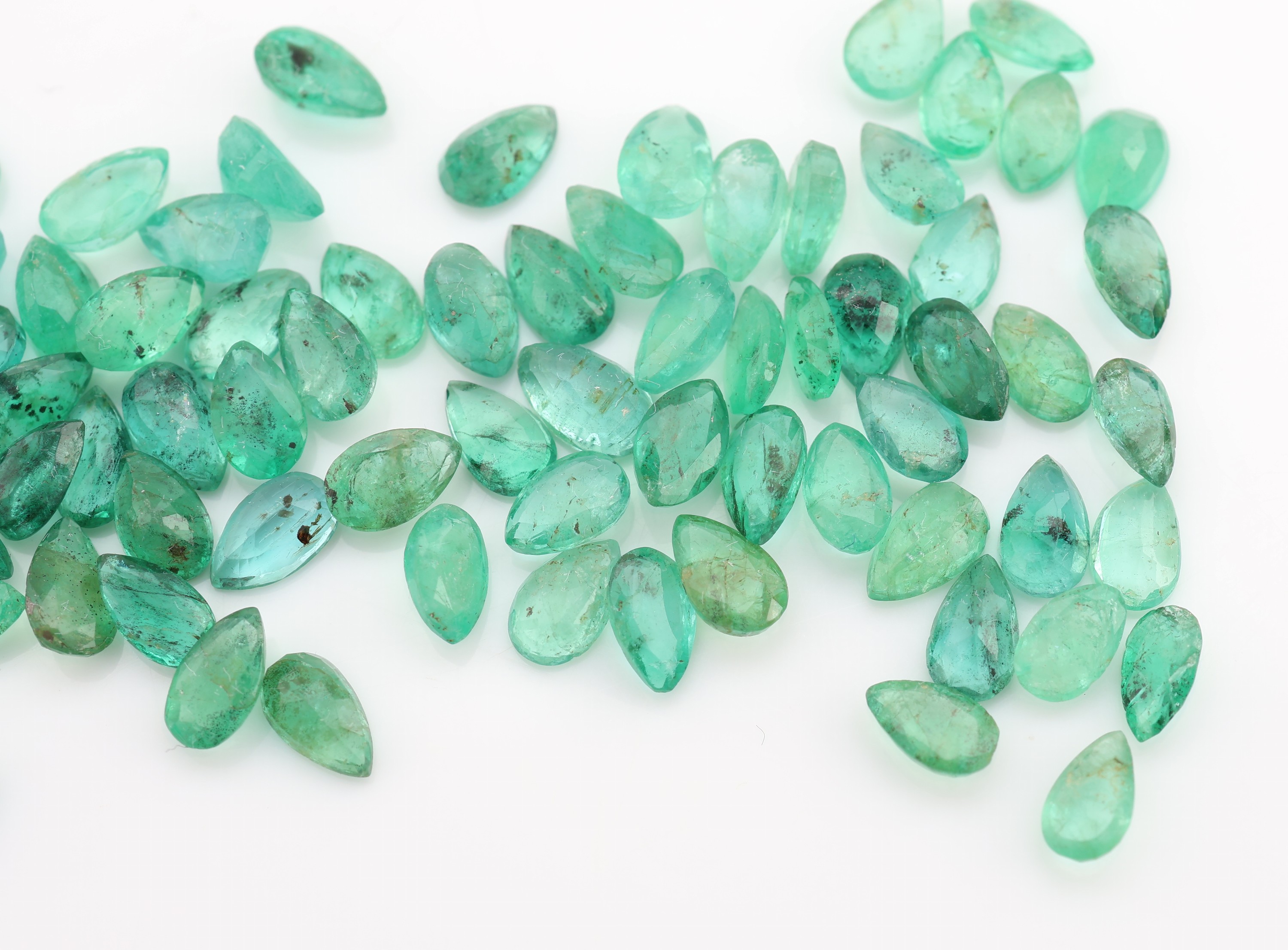 Detail a: Lot lose Smaragde, zus. ca. 20.10 ct, facett. Tropfen, versch. Farbnuancen, Ausfassware