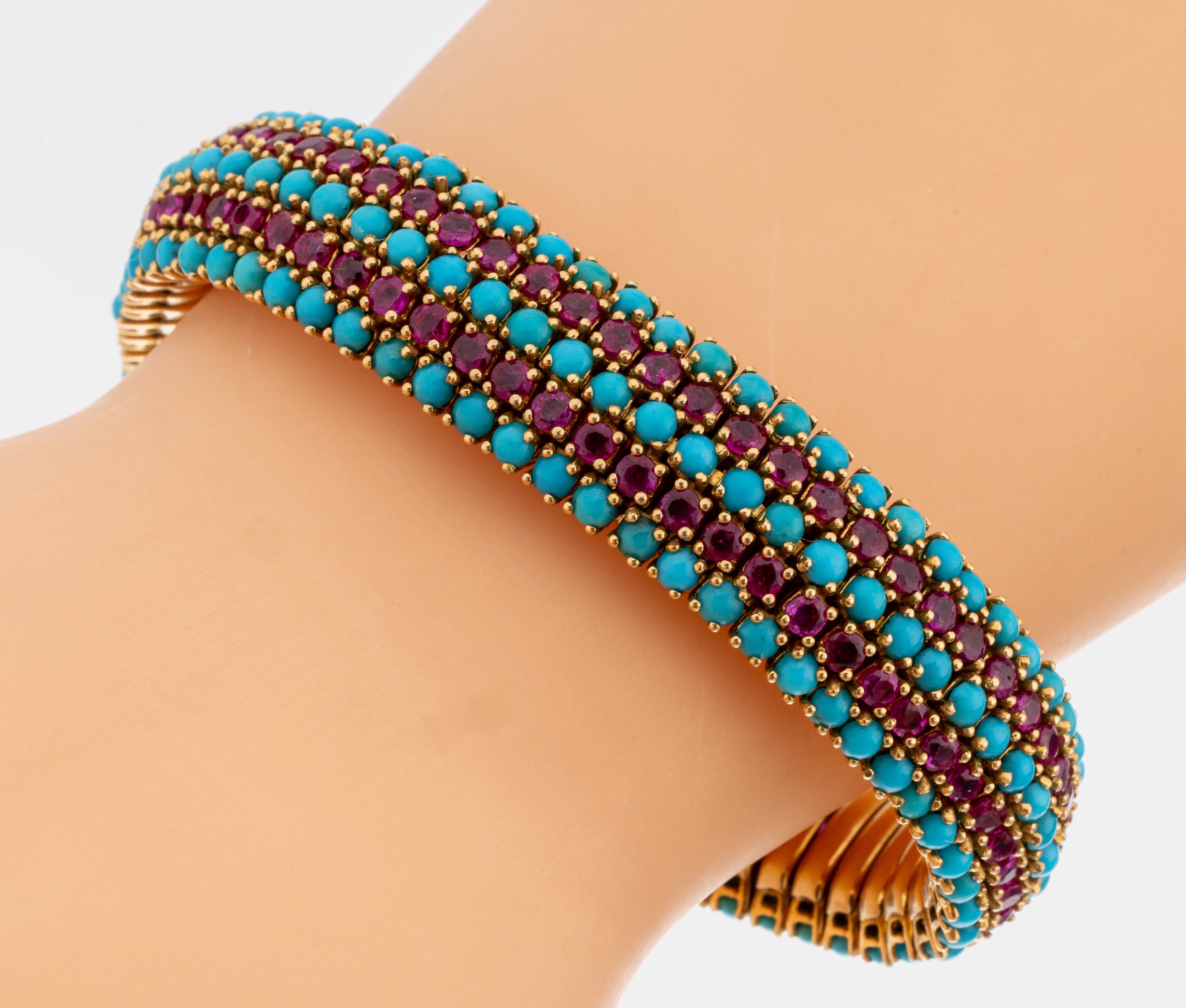 18 kt Gold Türkis-Rubin-Armband, GG 750/000, 5-rhg. bes. mit rund Türkiscabochons,130 rundfacett. Rubine zus. ca. 12.0 ct, L. ca. 19 cm, ...