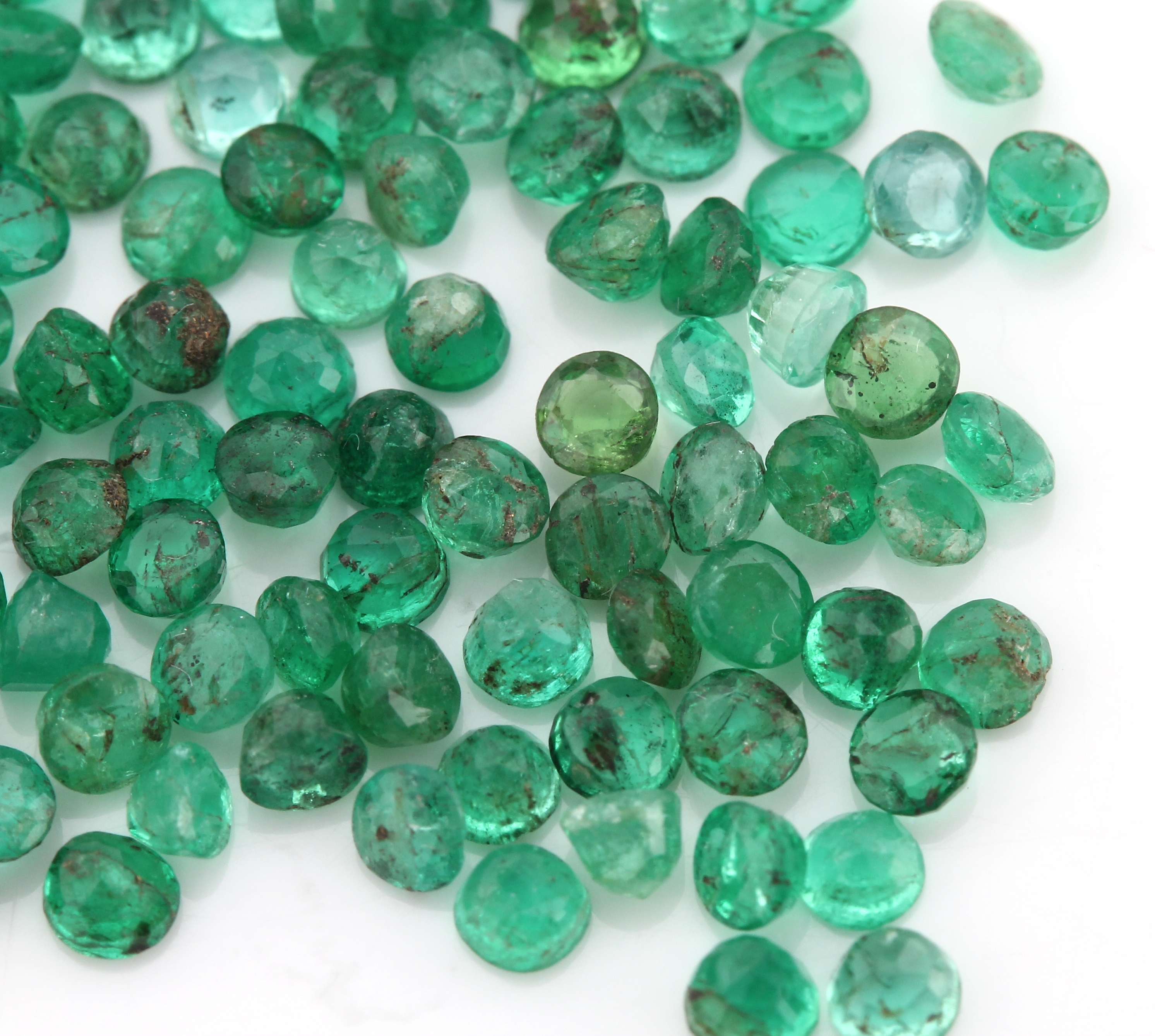 Detail a: Lot lose Smaragde, zus. ca. 9.52 ct, rund- facett., versch. Farbnuancen, Ausfassware