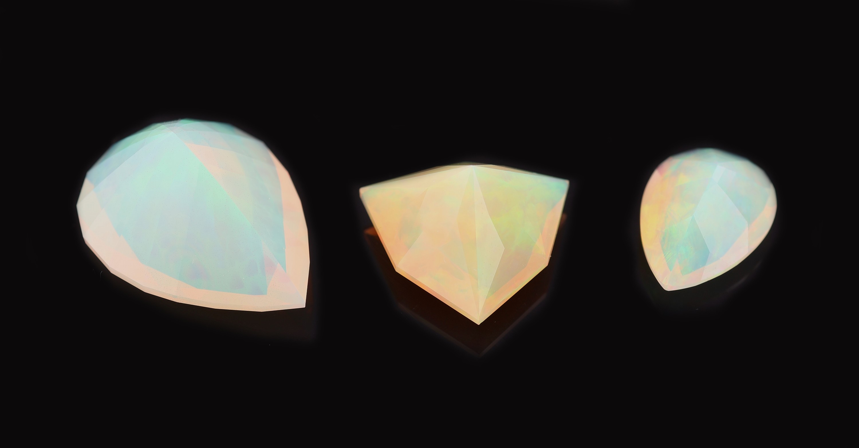 Detail a: Lot 3 lose Opale, zus. ca. 17.51 ct, 2 x facett. Tropfen in versch. Größen, 1 x Fantasieschliff, schönes Farbspiel