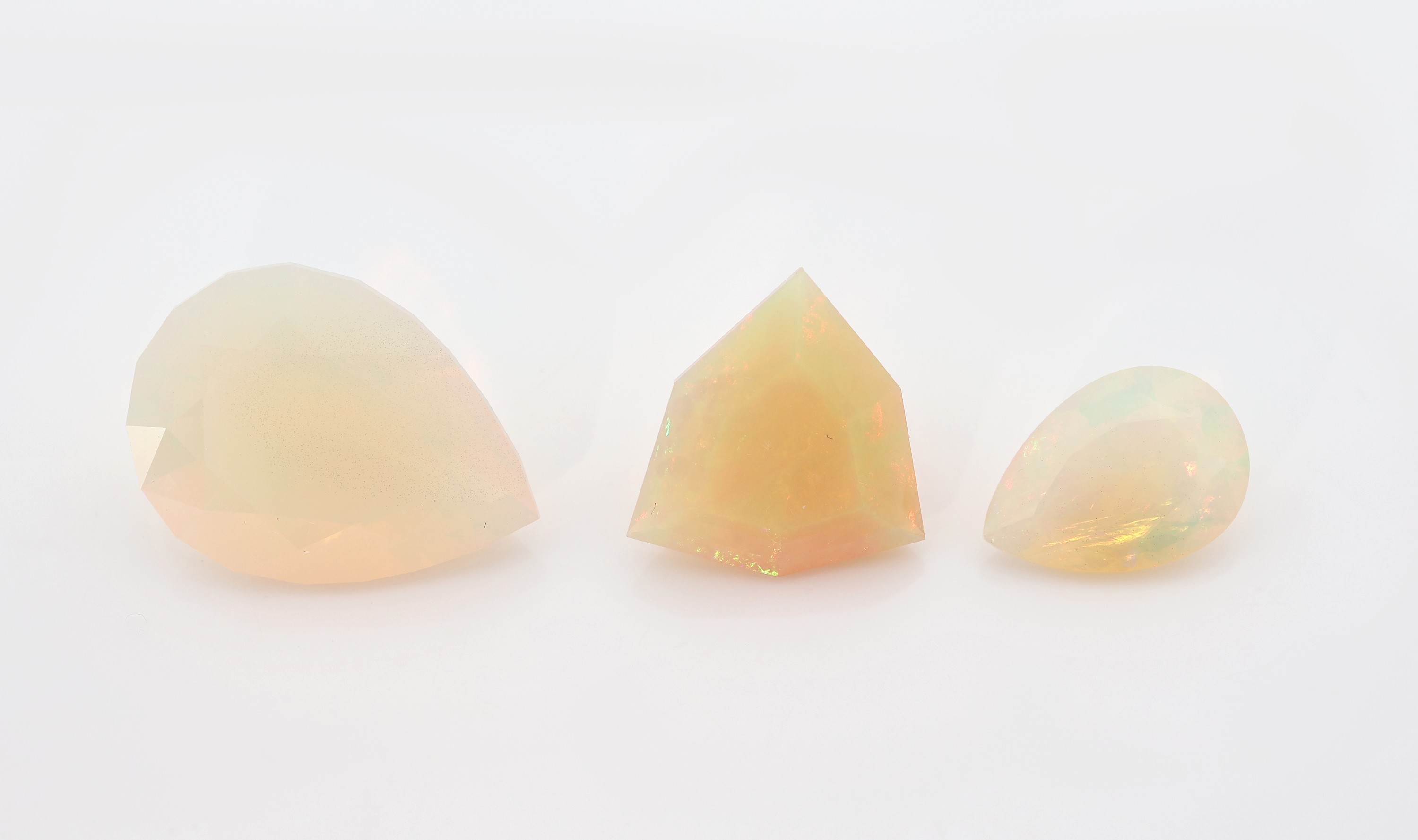 Detail b: Lot 3 lose Opale, zus. ca. 17.51 ct, 2 x facett. Tropfen in versch. Größen, 1 x Fantasieschliff, schönes Farbspiel