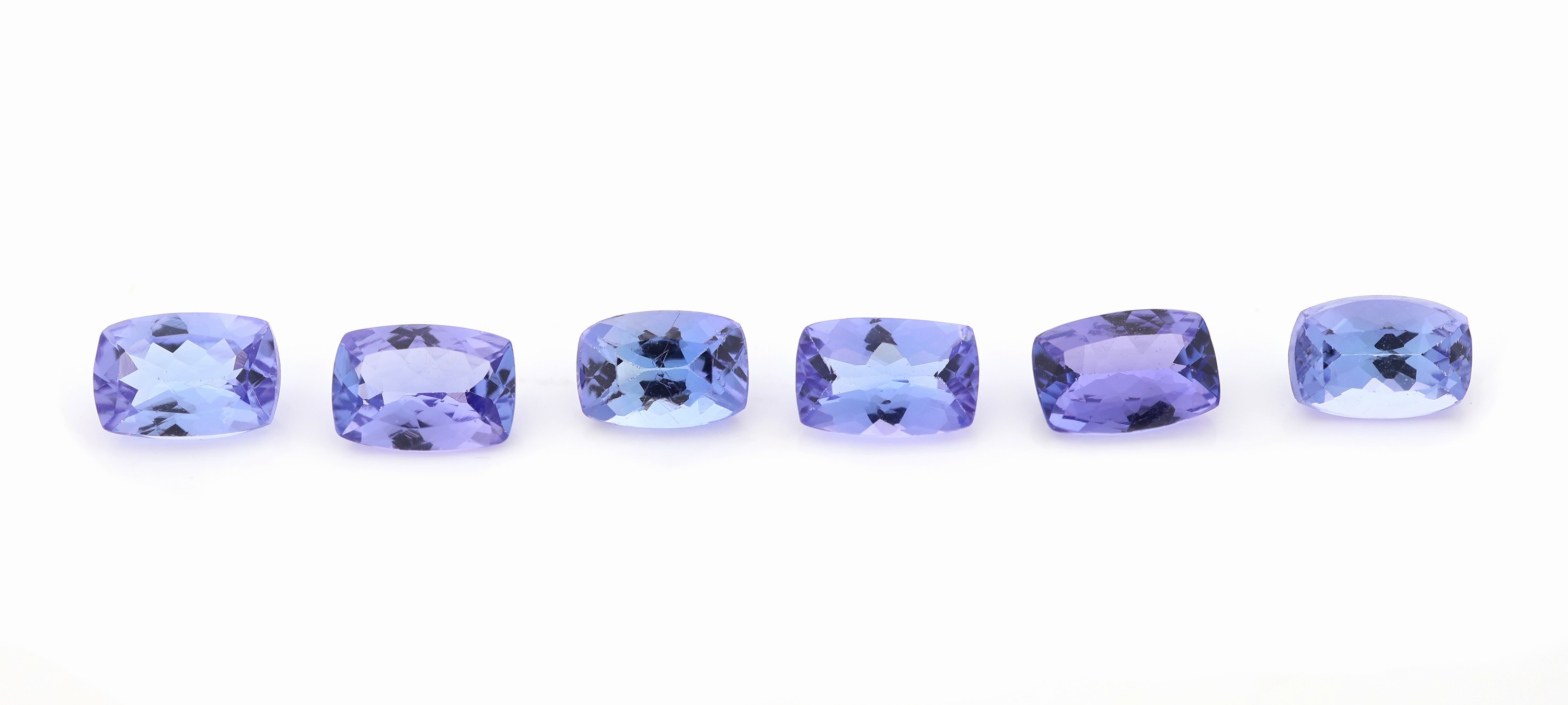 Lot 6 lose Tansanite, zus. ca. 3.28 ct, versch. Farbnuancen