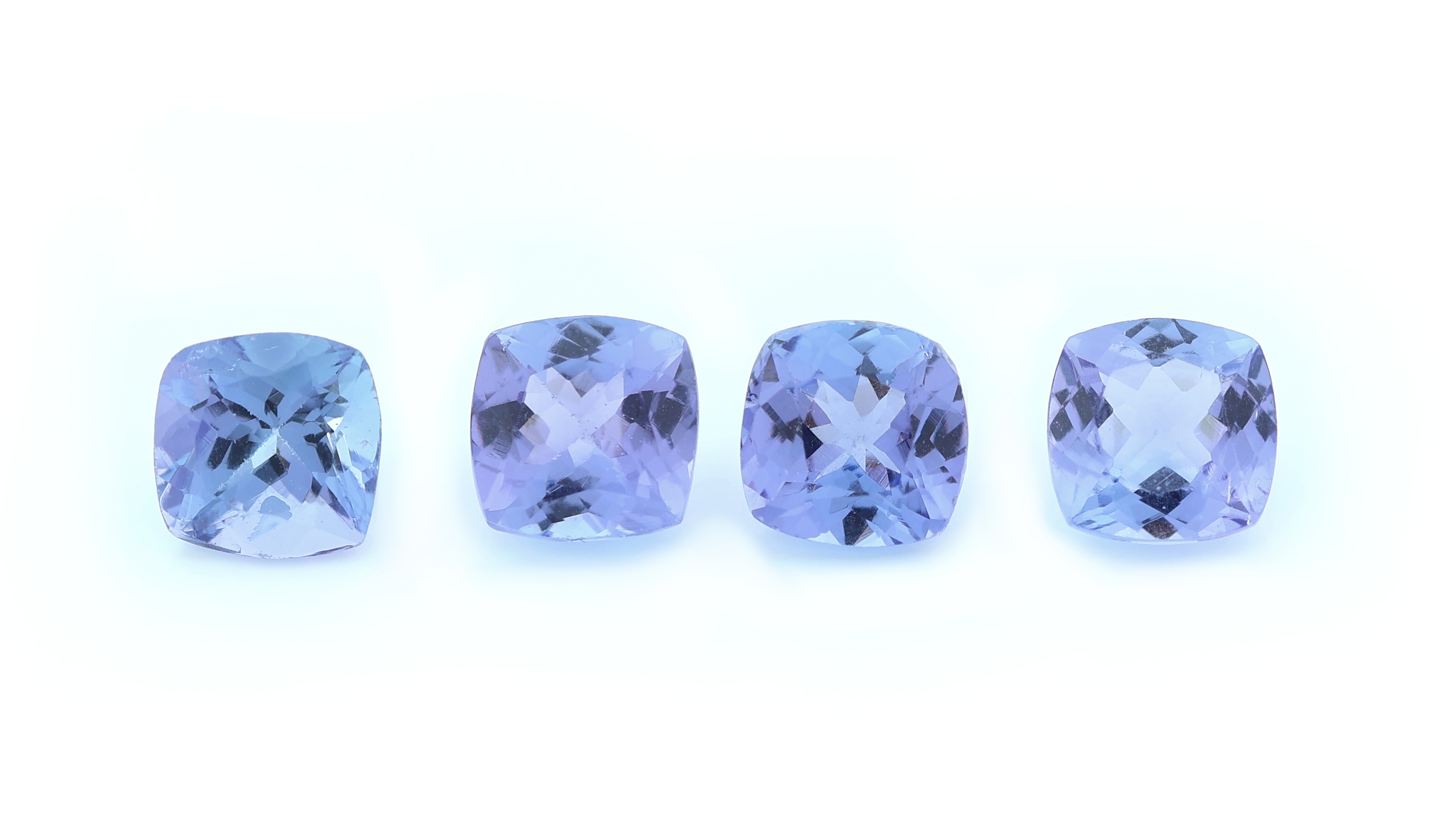 Lot 4 lose Tansanite, zus. ca. 3.28 ct, Kissenschliff, versch. Farbnuancen