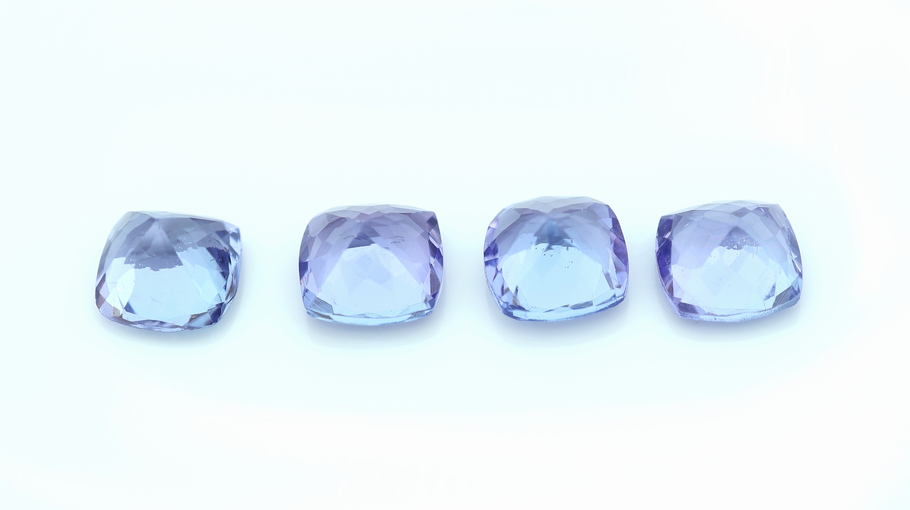 Detail a: Lot 4 lose Tansanite, zus. ca. 3.28 ct, Kissenschliff, versch. Farbnuancen