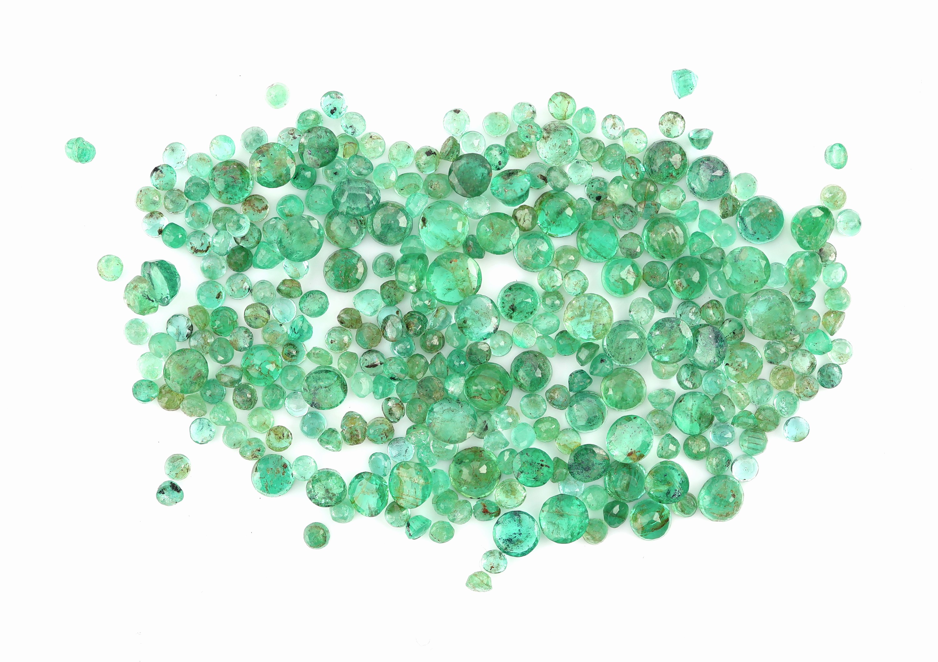 Lot lose Smaragde, zus. ca. 17.49 ct, rundfacett. in versch. Größen und Qualitäten, Ausfassware