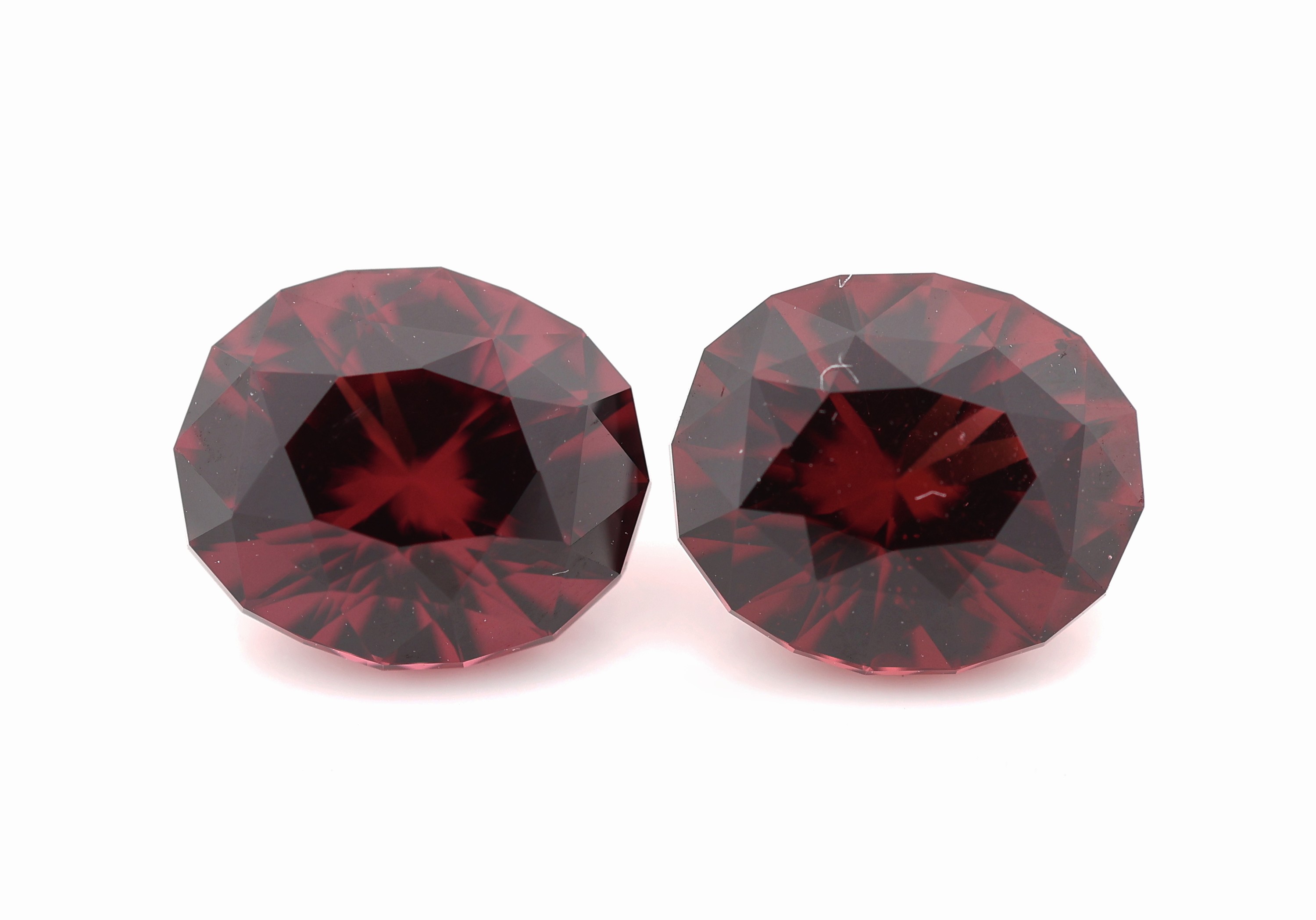 Lot 2 lose Granate, zus. ca. 4.16 ct, ovalfacett.