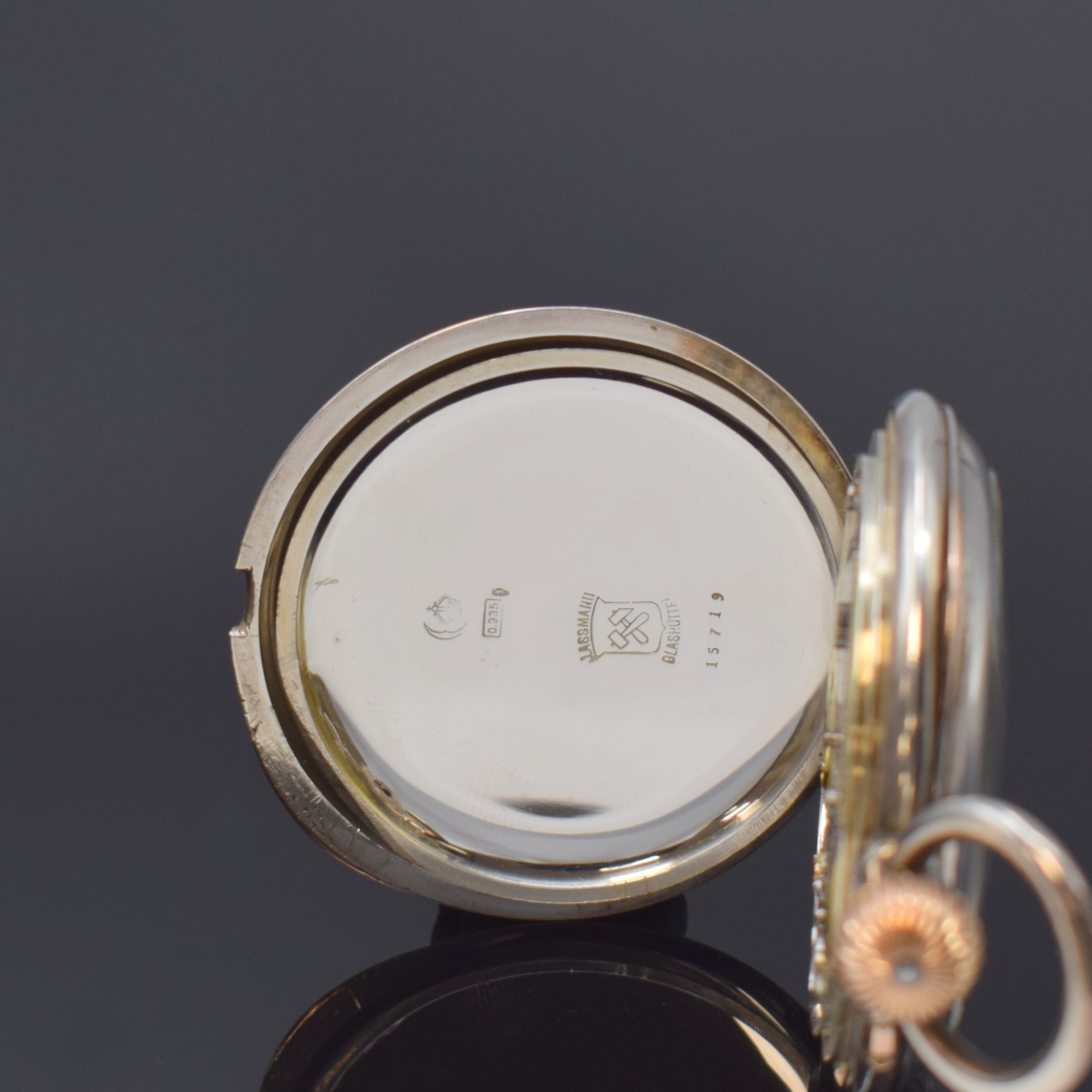 Detail d: J. ASSMANN Glashütte offene Taschenuhr in Silber, Deutschland um 1907, glattes Geh., Goldscharniere, Schmuckmonogramm auf Rückdeckel, Cuvette grav. ...