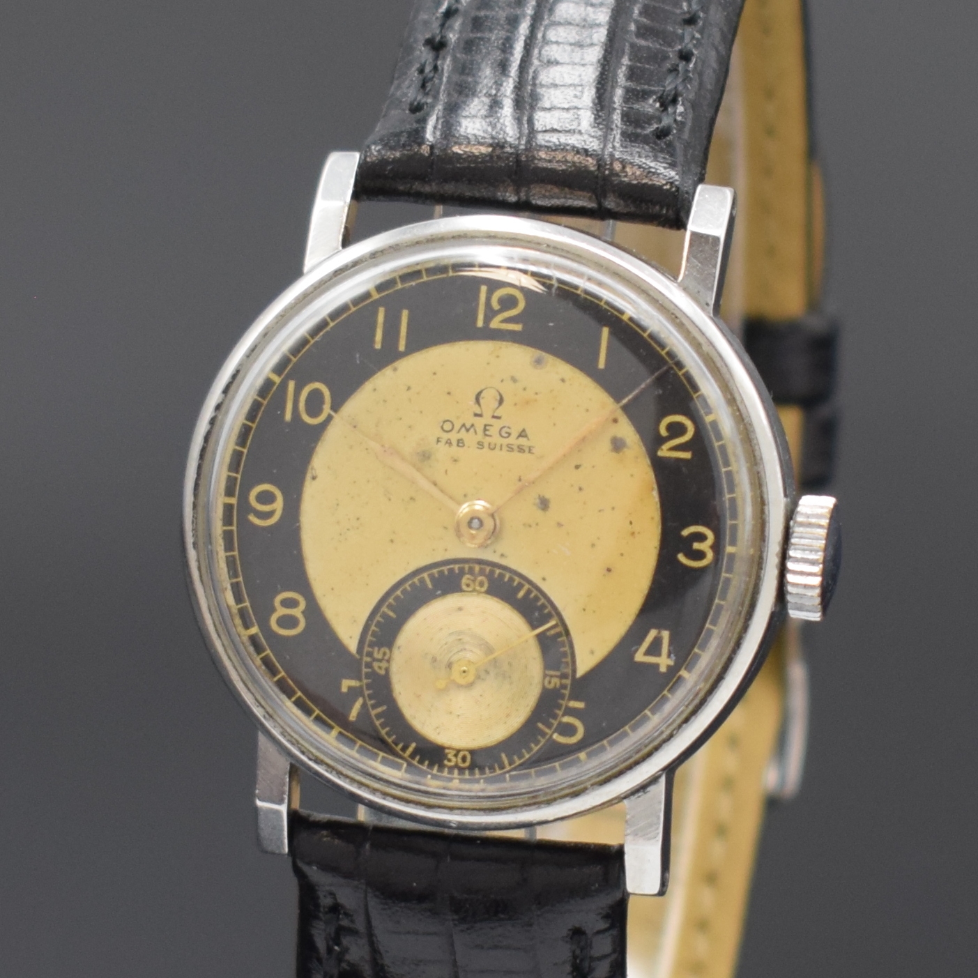 Detail a: OMEGA Armbanduhr in Stahl Kaliber 30T1, Schweiz um 1940, Handaufzug, 3-tlg. Geh., Boden u. Glasrand aufgedr., silb. Zifferbl. m. schwarz. Ziffernring ...