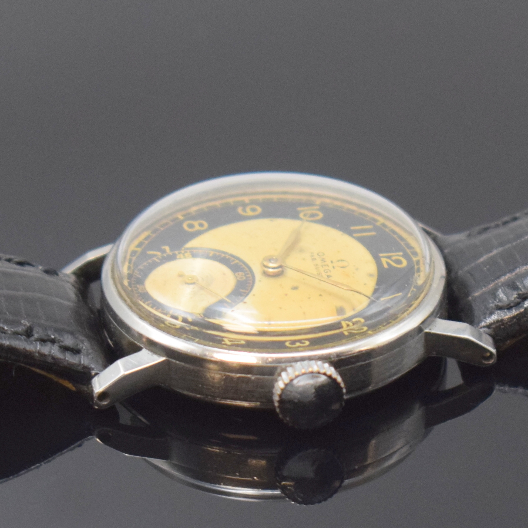 Detail b: OMEGA Armbanduhr in Stahl Kaliber 30T1, Schweiz um 1940, Handaufzug, 3-tlg. Geh., Boden u. Glasrand aufgedr., silb. Zifferbl. m. schwarz. Ziffernring ...