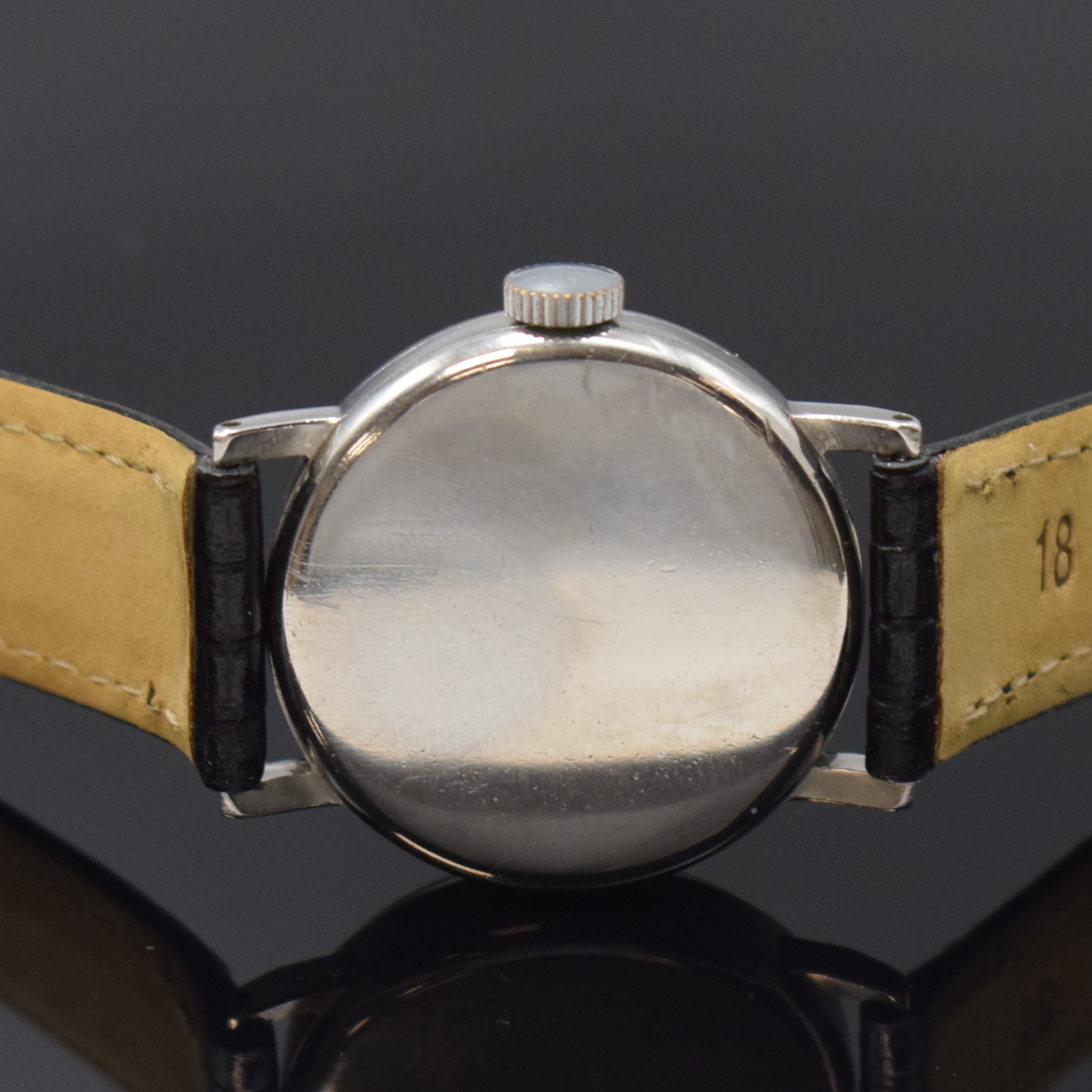 Detail c: OMEGA Armbanduhr in Stahl Kaliber 30T1, Schweiz um 1940, Handaufzug, 3-tlg. Geh., Boden u. Glasrand aufgedr., silb. Zifferbl. m. schwarz. Ziffernring ...