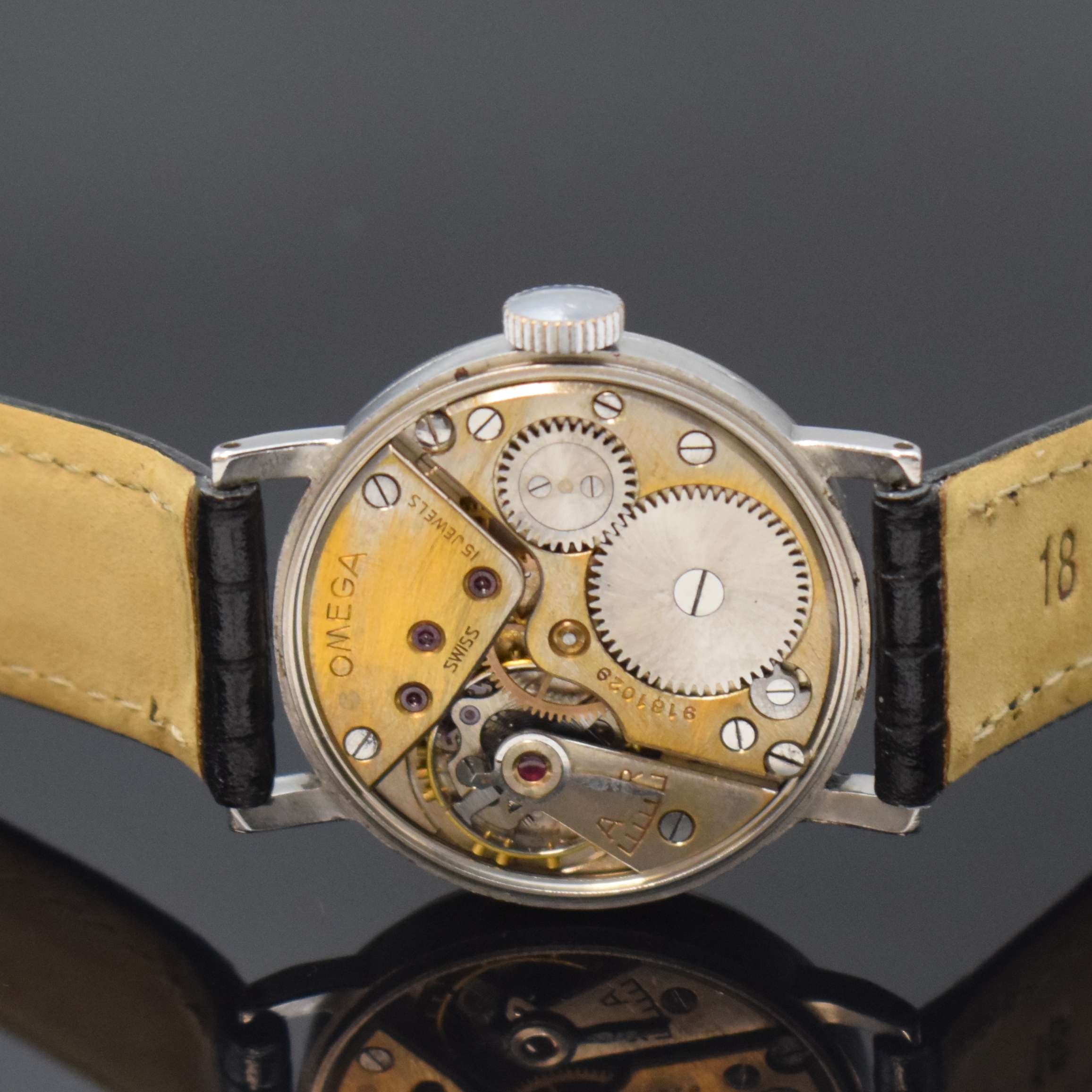 Detail d: OMEGA Armbanduhr in Stahl Kaliber 30T1, Schweiz um 1940, Handaufzug, 3-tlg. Geh., Boden u. Glasrand aufgedr., silb. Zifferbl. m. schwarz. Ziffernring ...