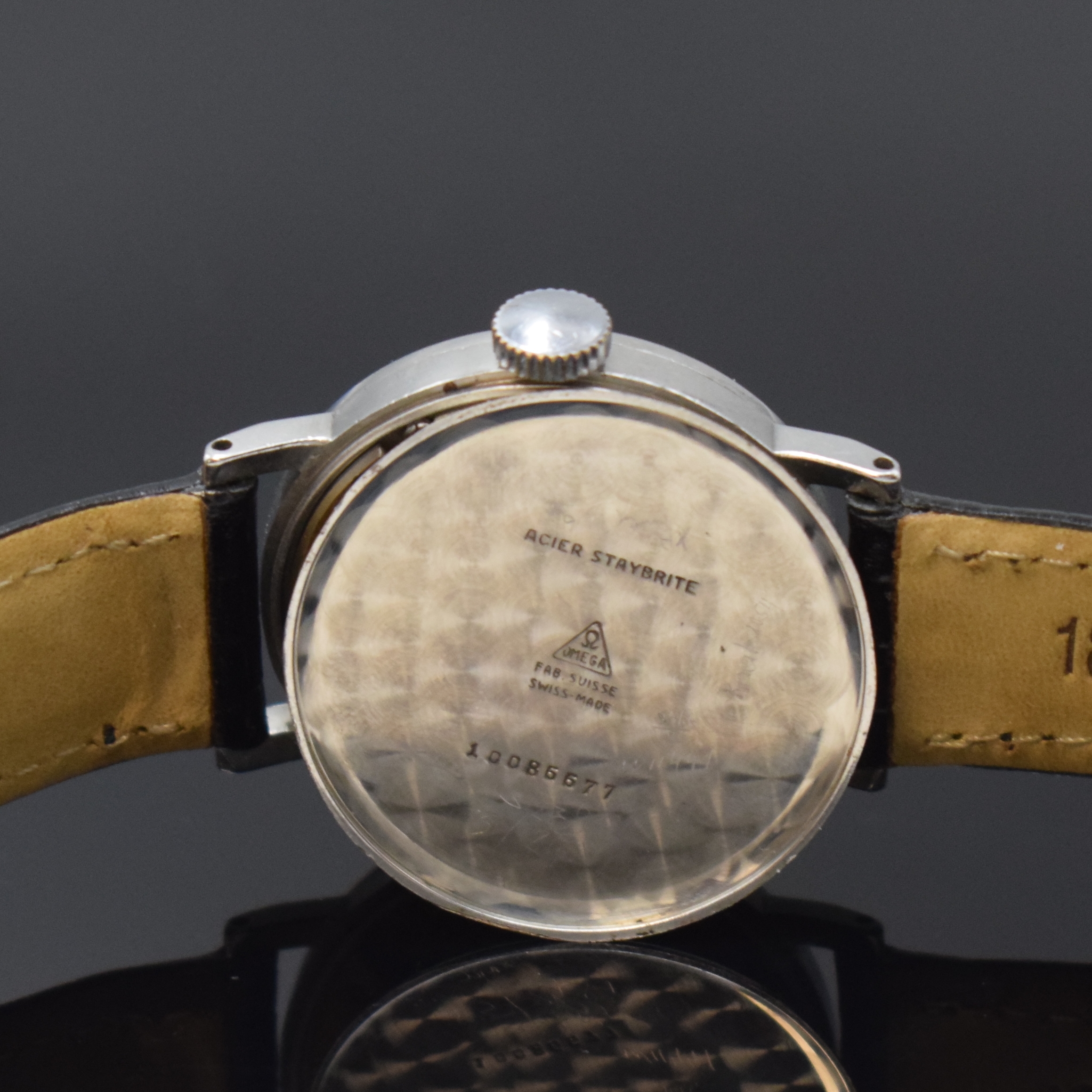 Detail e: OMEGA Armbanduhr in Stahl Kaliber 30T1, Schweiz um 1940, Handaufzug, 3-tlg. Geh., Boden u. Glasrand aufgedr., silb. Zifferbl. m. schwarz. Ziffernring ...