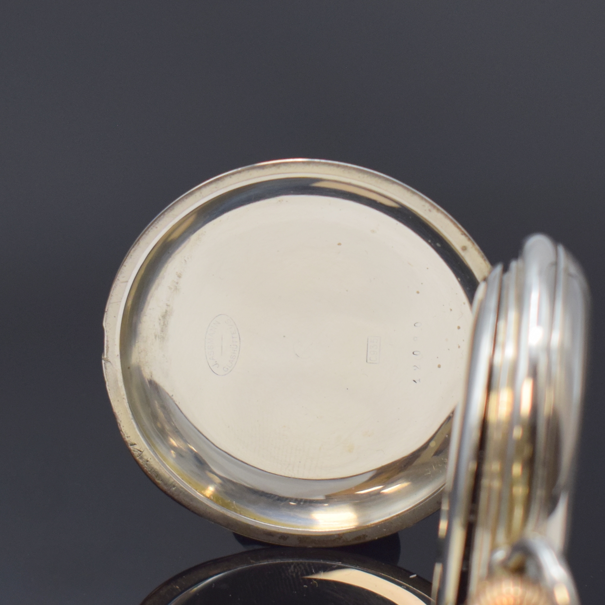 Detail d: J. ASSMANN Glashütte Herrensavonette in Silber, Deutschland um 1905, guill. Geh., Goldscharniere, 2-tlg. Emailzifferbl., röm. Zahlen, gebl. ...