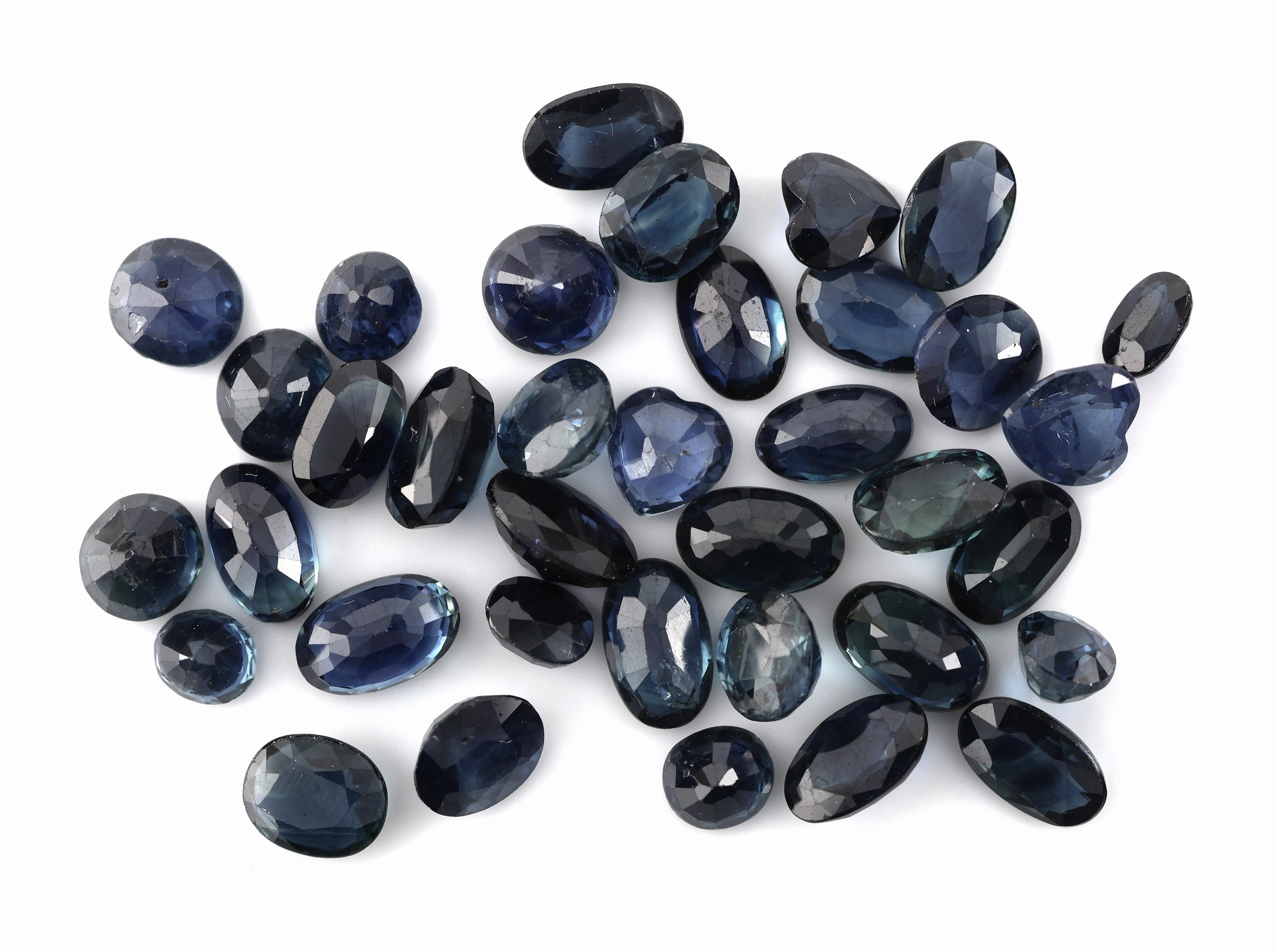 Lot lose Saphire, zus. ca. 10.14 ct, oval- facett. in versch. Größen und Farbnuancen, Ausfassware