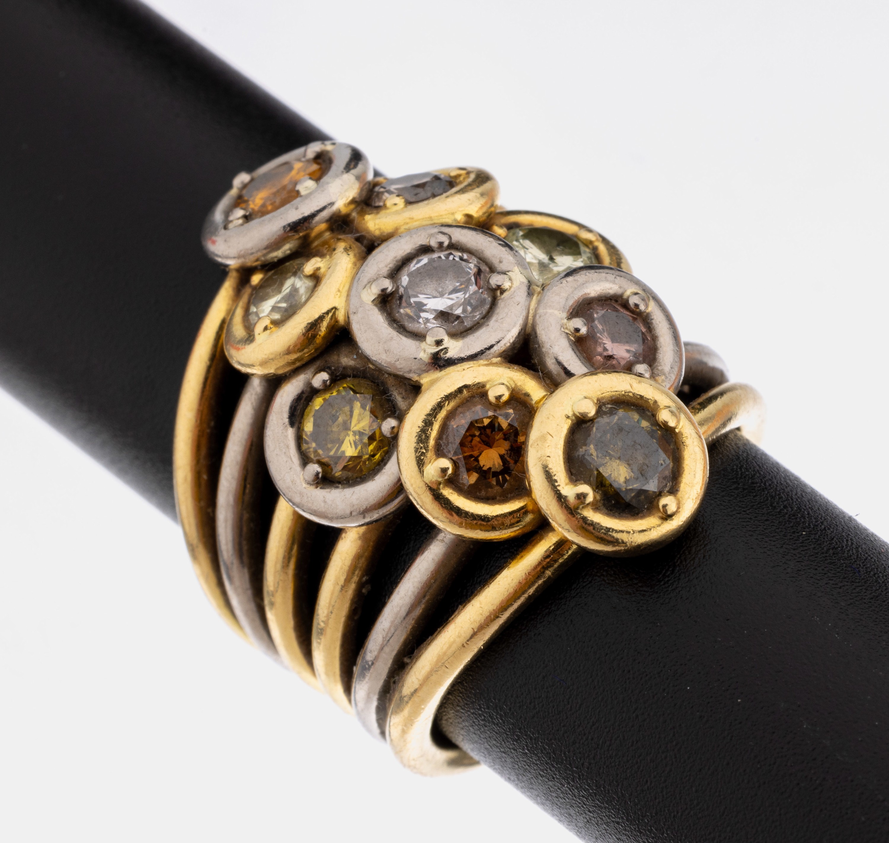 18 kt Gold Diamant-Ring, GG/WG 750/000, 9 Diamanten zus. ca. 3.35 ct in Weiß, Pink, Gelb und Grün/p, (behandelt), RW 58, schwere Qualität, ca. ...