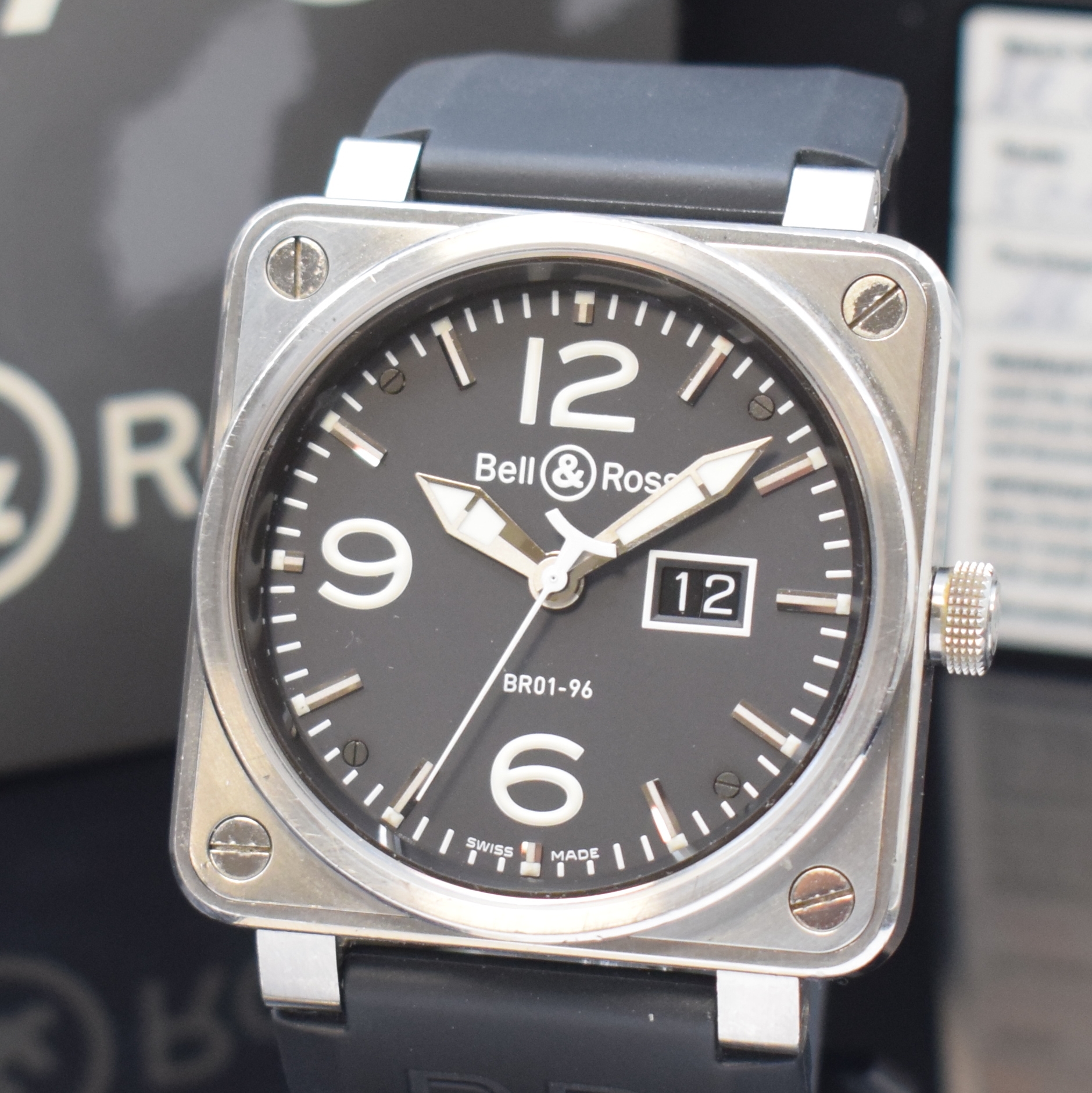 Detail a: BELL & ROSS BR01-96 Herrenarmbanduhr in Stahl, Schweiz um 2010, Automatik, großes quadrat. Geh., über Lünette 4-fach verschr., schwarz. Zifferbl., ...