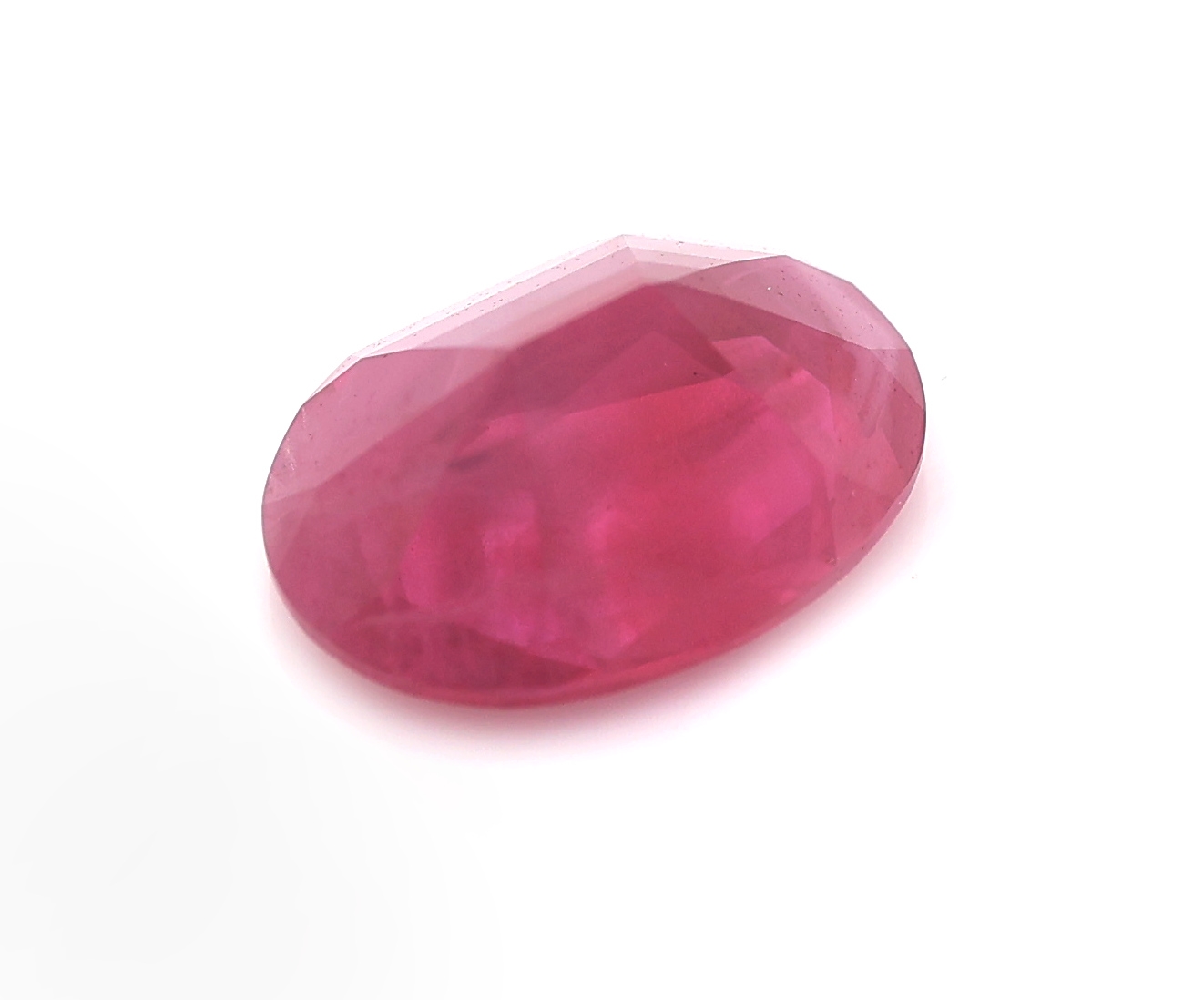 Detail a: Loser Rubin, ca. 1.435 ct, ovalfacett., intense red, erhitzt, mit Bellerophon Gemlab Expertise
