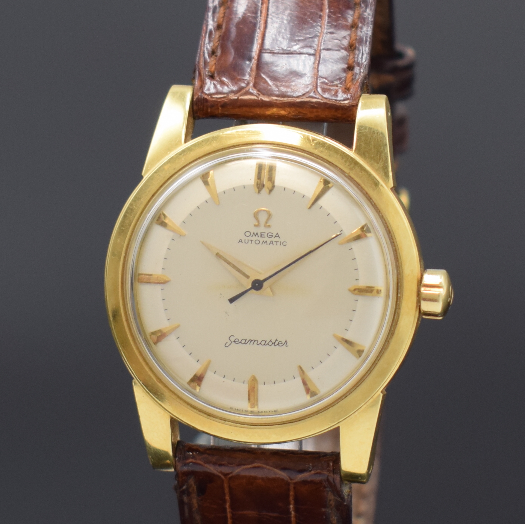 Detail a: OMEGA Seamaster in GG 750/000 Referenz 2577 / 2520 SC, Hammerautomatik, Schweiz um 1953, Boden verschr., silb. Duoton-Zifferbl. m. aufgel. Indizes ...
