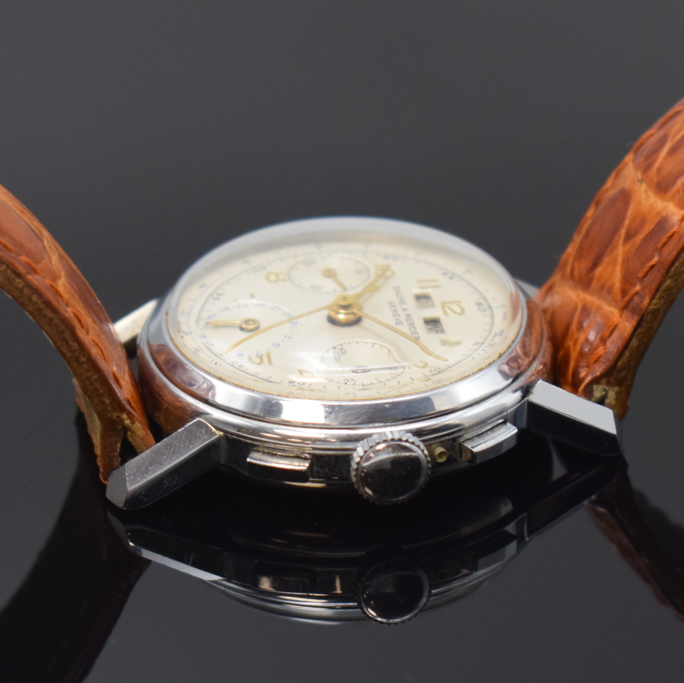 Detail b: BAUME & MERCIER Armbandchronograph, Schweiz um 1945, Geh. verchr., Edelstahlboden aufgedr., Zifferbl. rest./fl., Vollkalender außer Mondphase, ...