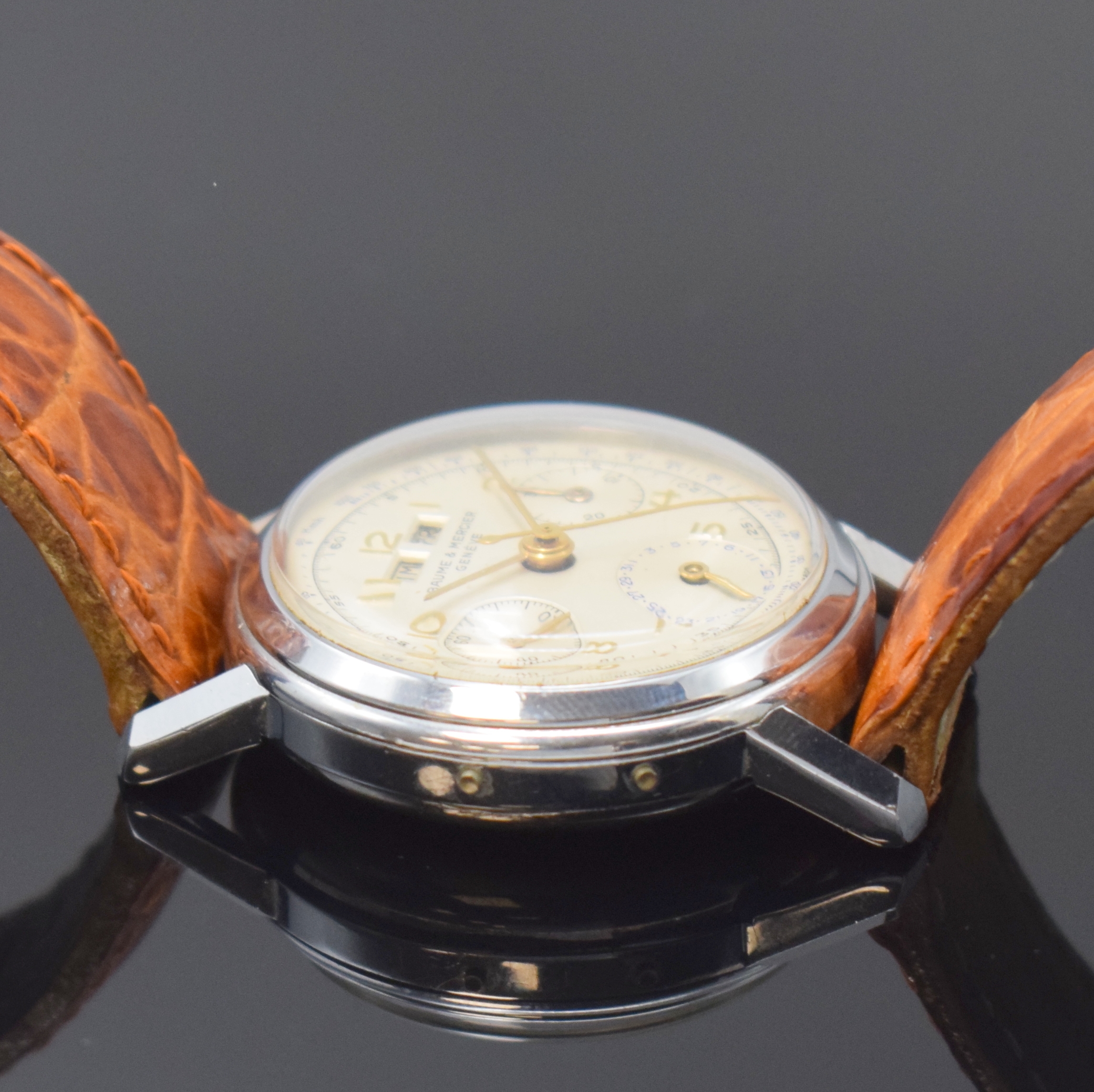 Detail c: BAUME & MERCIER Armbandchronograph, Schweiz um 1945, Geh. verchr., Edelstahlboden aufgedr., Zifferbl. rest./fl., Vollkalender außer Mondphase, ...