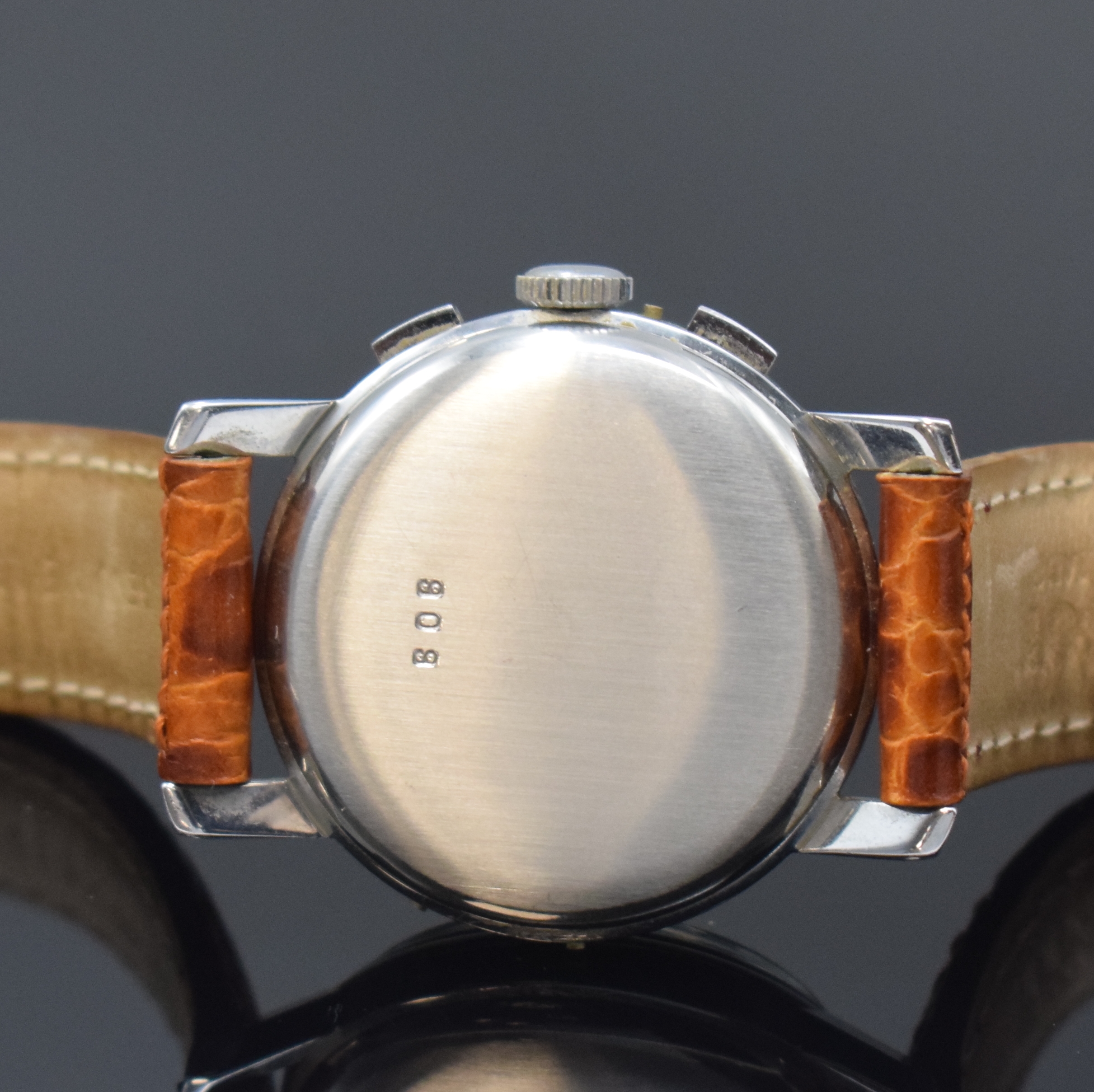 Detail d: BAUME & MERCIER Armbandchronograph, Schweiz um 1945, Geh. verchr., Edelstahlboden aufgedr., Zifferbl. rest./fl., Vollkalender außer Mondphase, ...