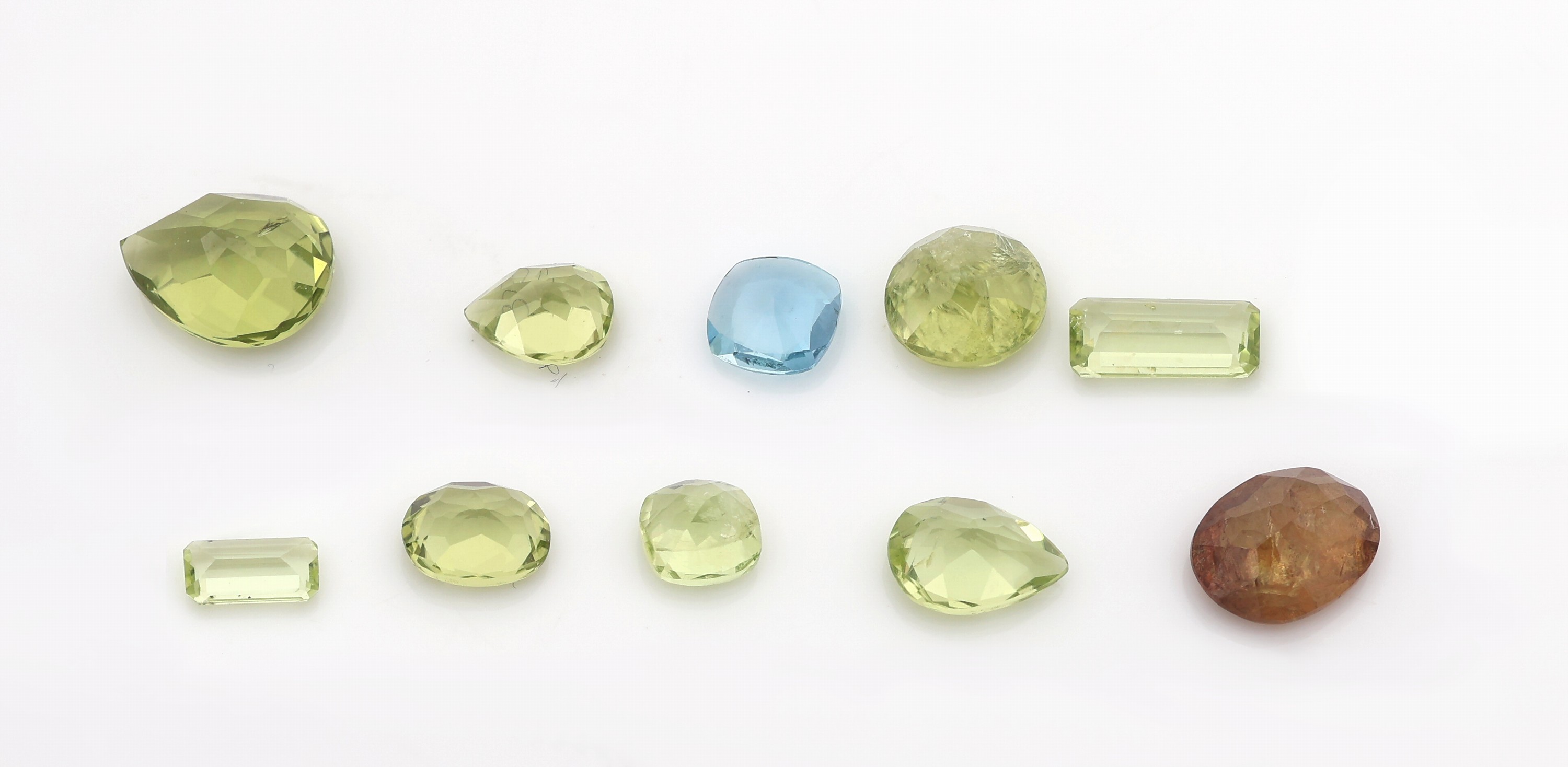 Detail a: Lot 10 lose Farbsteine, 8 Peridots, zus. ca. 3.65 ct, versch. Größen und Schliffformen,1 loser Aquamarin ca. 0.21 ct, facett. Kissen,1 Turmalin ...