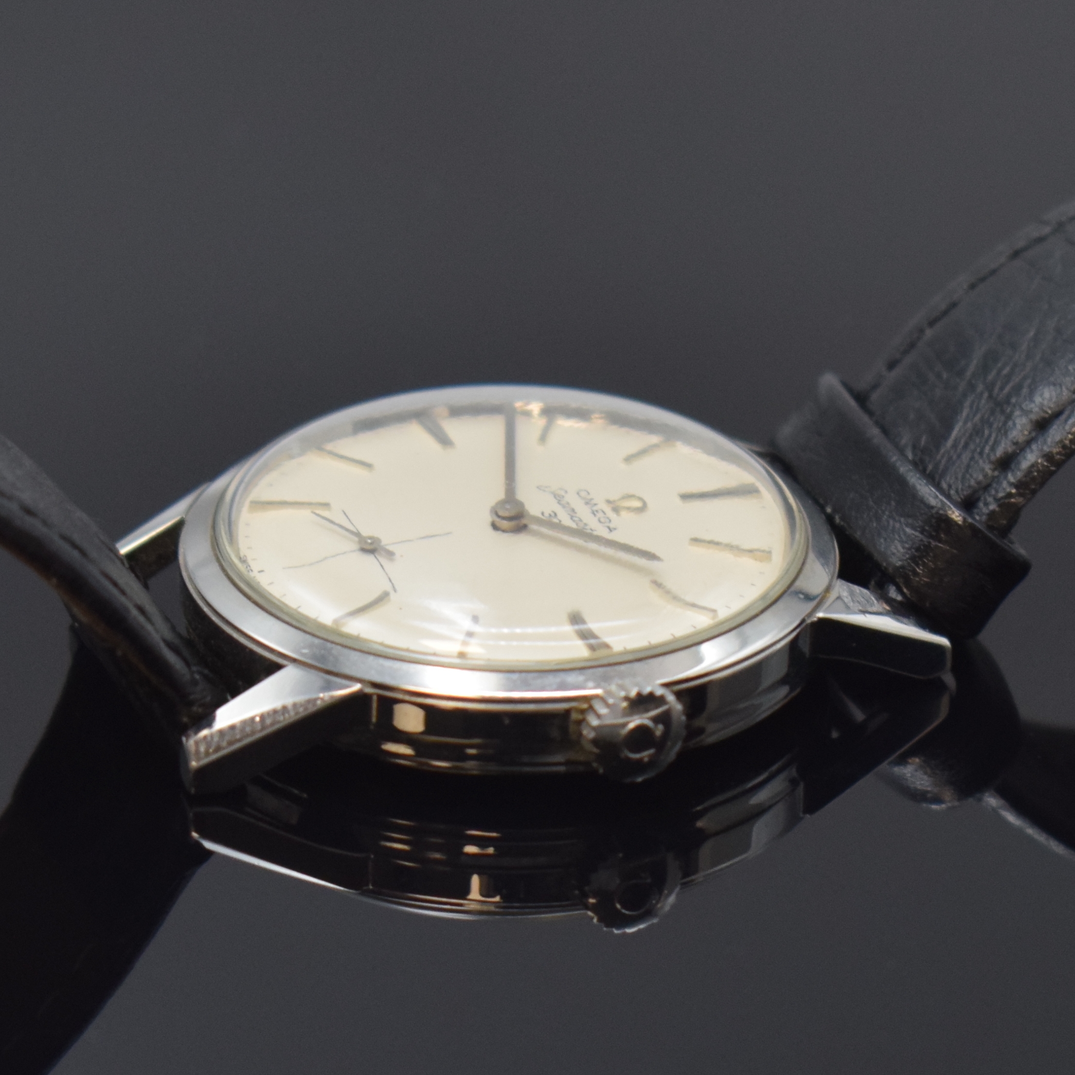 Detail b: OMEGA Seamaster 30 Armbanduhr in Stahl Referenz 125.003-62, Handaufzug, Schweiz um 1962, verschr. Boden m. Seepferdchenlogo, silb. Zifferbl. m. ...