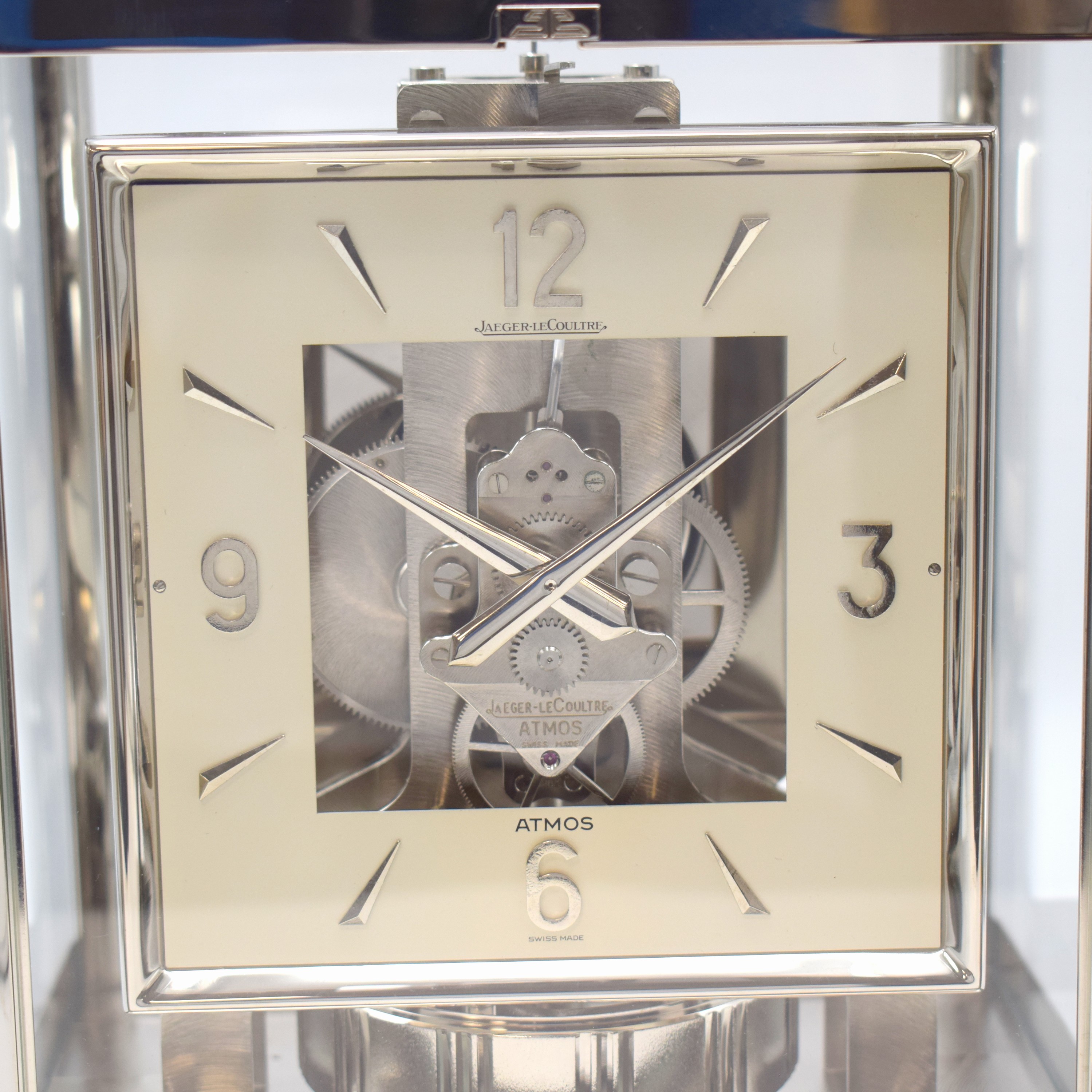 Detail a: Jaeger-LeCoultre Drehpendel-Tischuhr Atmos, Schweiz um 1965, neu vernickeltes Geh. 5- seitig vergl., nach vorn zu öffnen durch Glastür, silb. ...