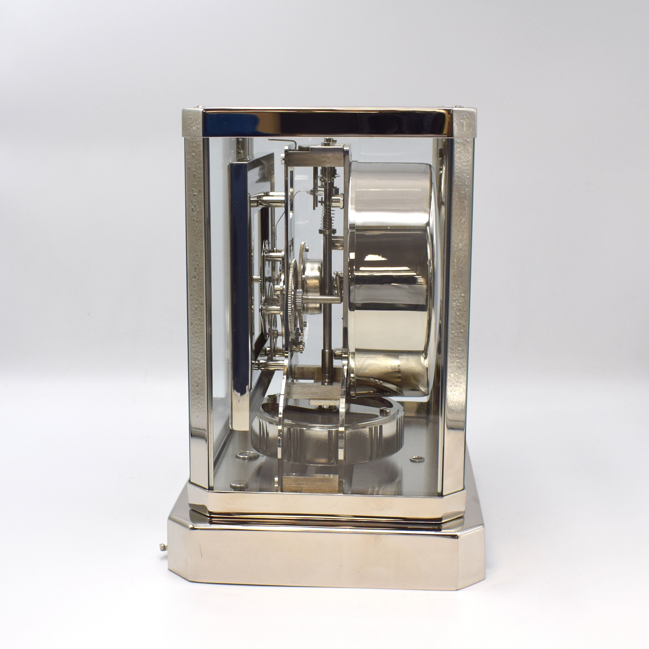 Detail d: Jaeger-LeCoultre Drehpendel-Tischuhr Atmos, Schweiz um 1965, neu vernickeltes Geh. 5- seitig vergl., nach vorn zu öffnen durch Glastür, silb. ...