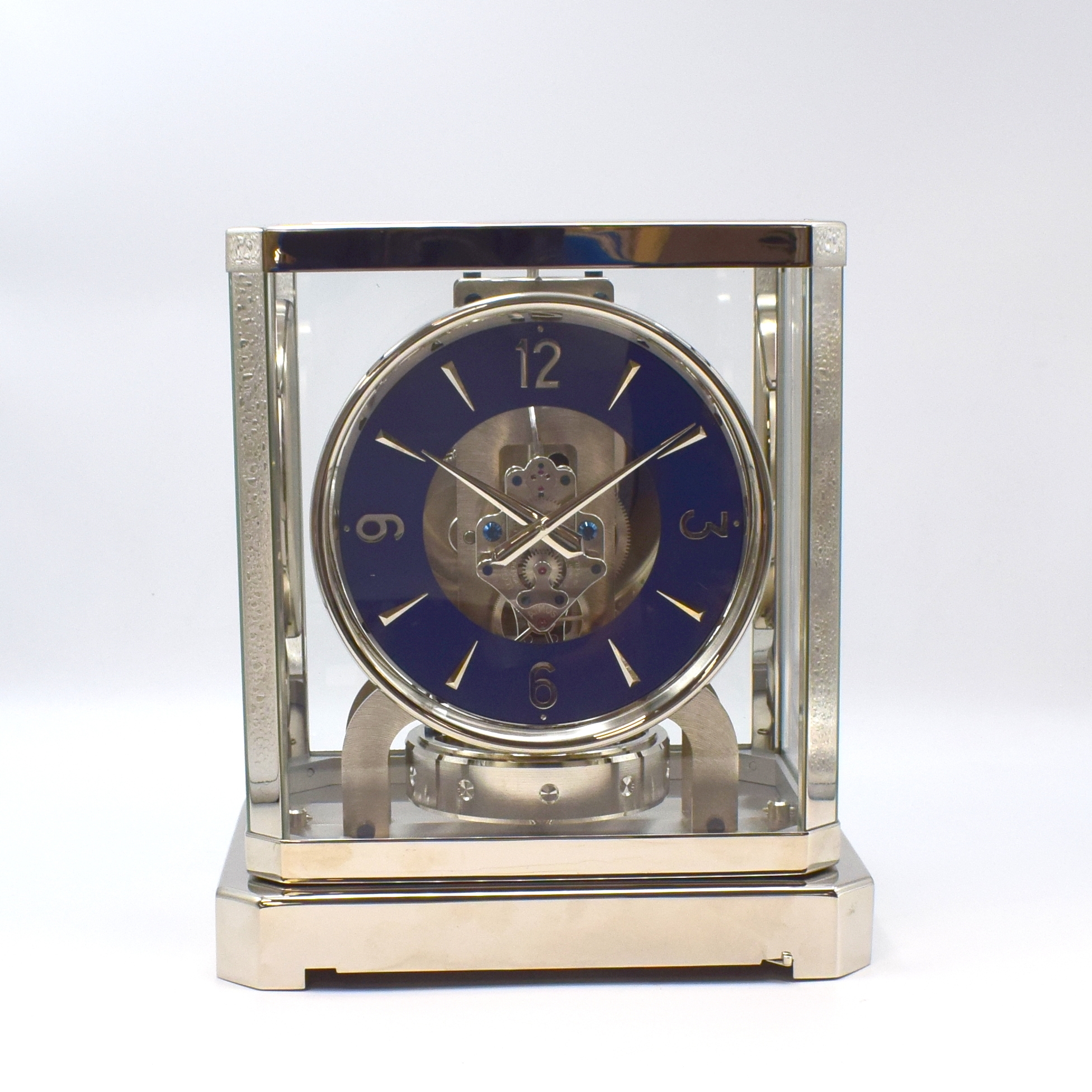 Jaeger-LeCoultre Drehpendel-Tischuhr Atmos, Schweiz um 1960, neu vernickeltes Geh., abnehmbares 5-seitig vergl. Oberteil, blaues Zifferblatt rest., 4 ...