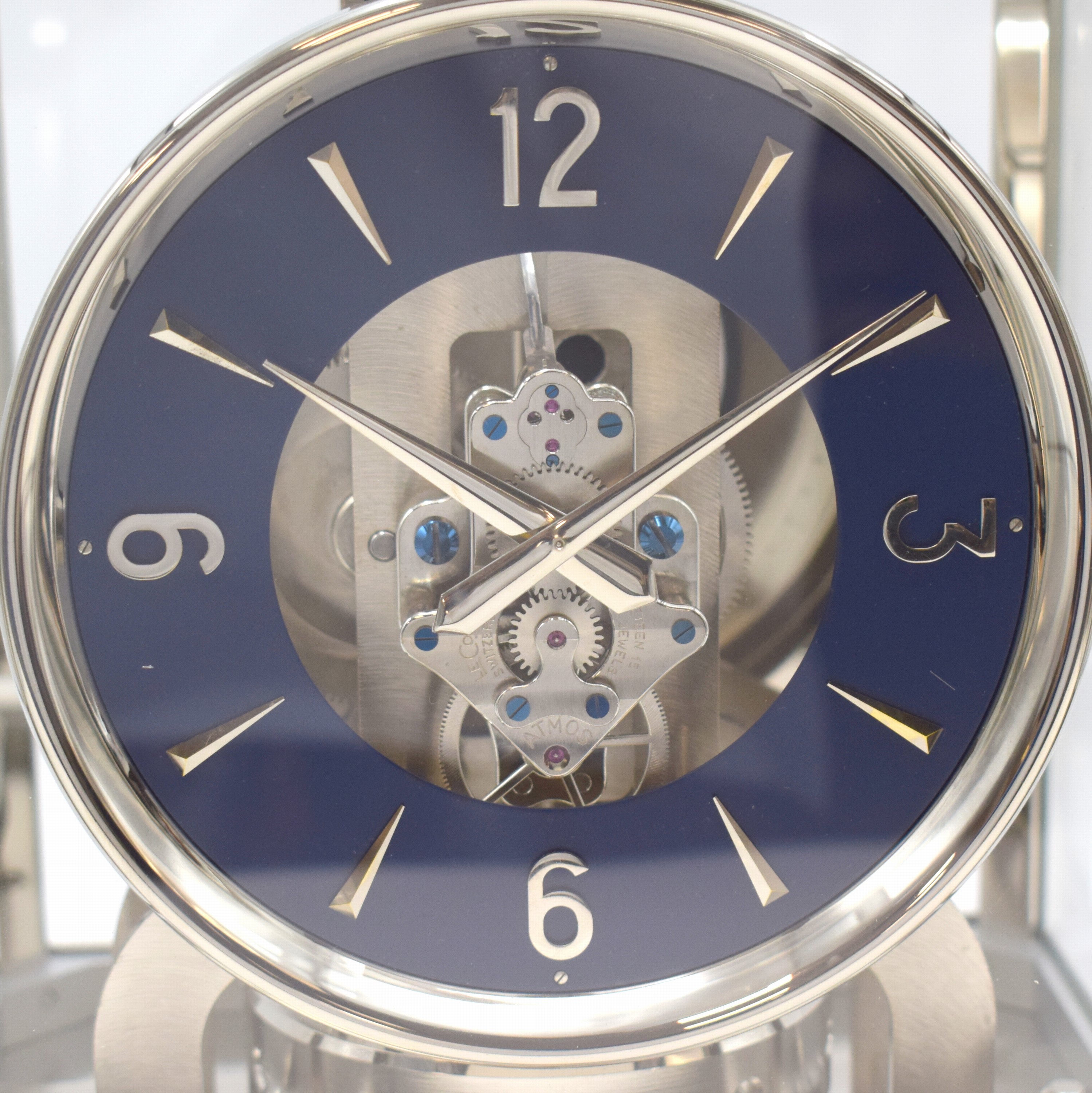 Detail a: Jaeger-LeCoultre Drehpendel-Tischuhr Atmos, Schweiz um 1960, neu vernickeltes Geh., abnehmbares 5-seitig vergl. Oberteil, blaues Zifferblatt rest., 4 ...