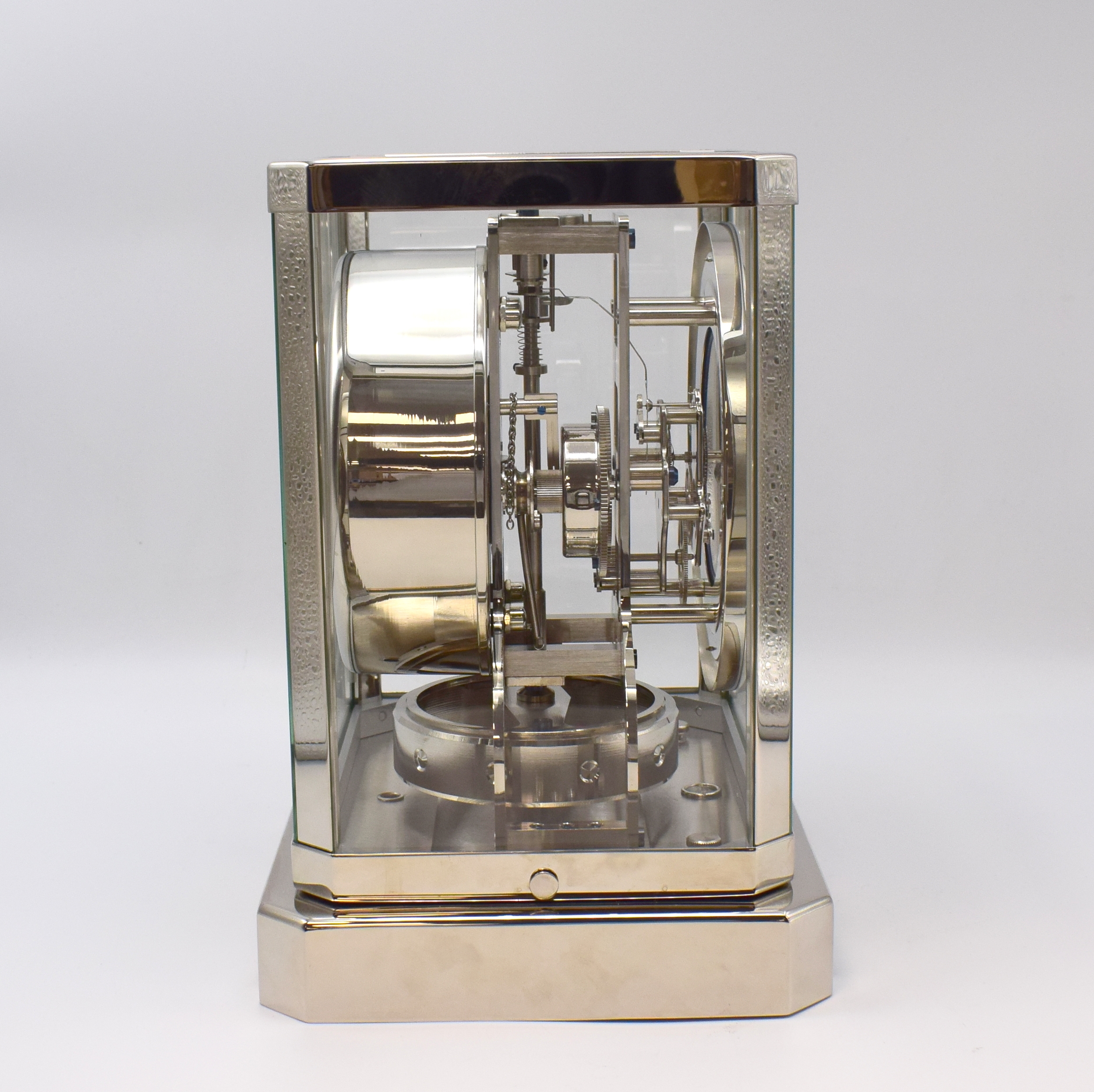 Detail b: Jaeger-LeCoultre Drehpendel-Tischuhr Atmos, Schweiz um 1960, neu vernickeltes Geh., abnehmbares 5-seitig vergl. Oberteil, blaues Zifferblatt rest., 4 ...