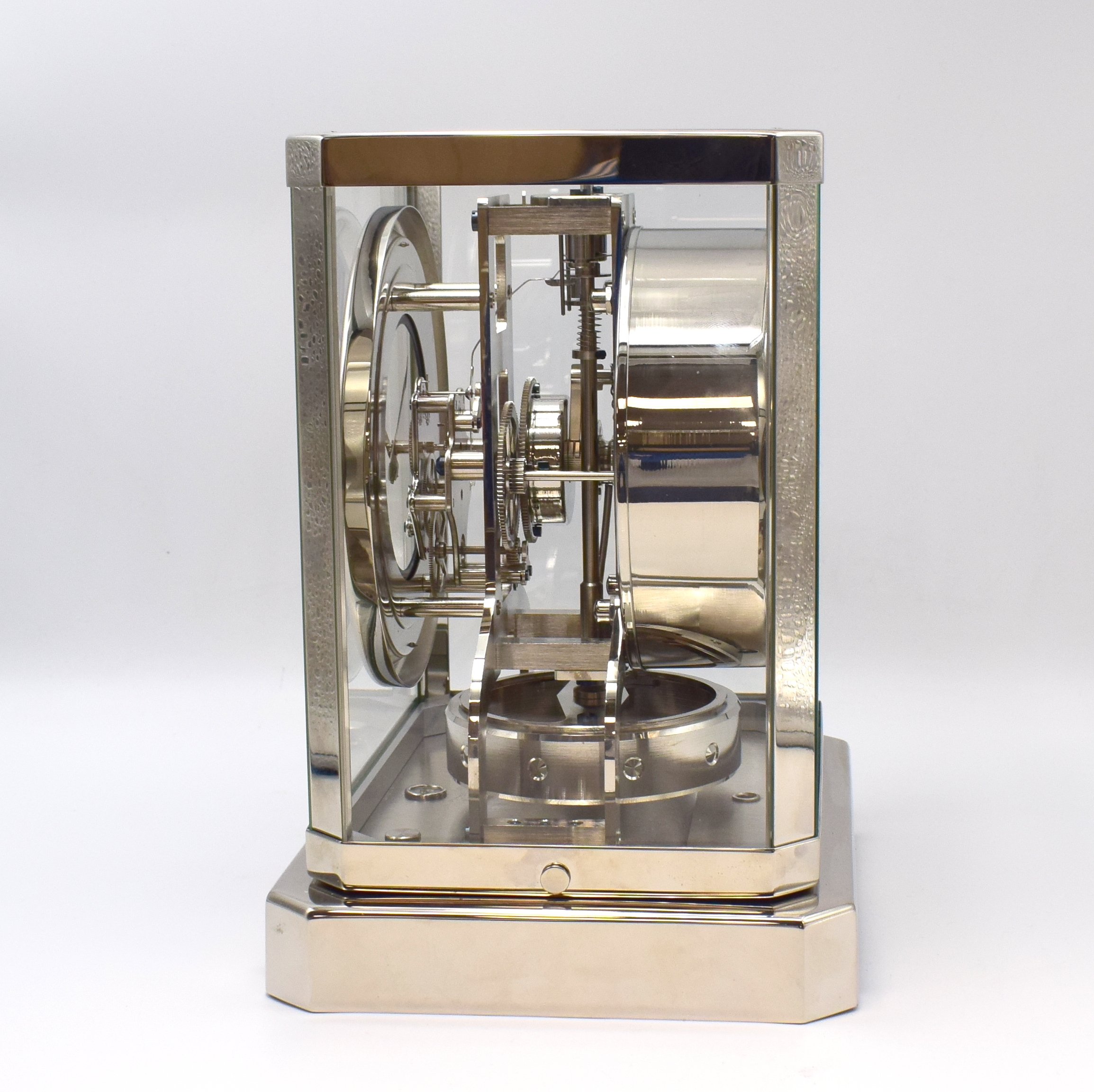 Detail d: Jaeger-LeCoultre Drehpendel-Tischuhr Atmos, Schweiz um 1960, neu vernickeltes Geh., abnehmbares 5-seitig vergl. Oberteil, blaues Zifferblatt rest., 4 ...